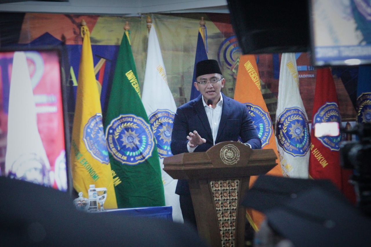 Mantan Wakil Gubernur Banten Andika Hazrumymenyampaikan orasi ilmiahnya dalam acara Wisuda Universitas Muhammadiyah Tangerang (UMT).