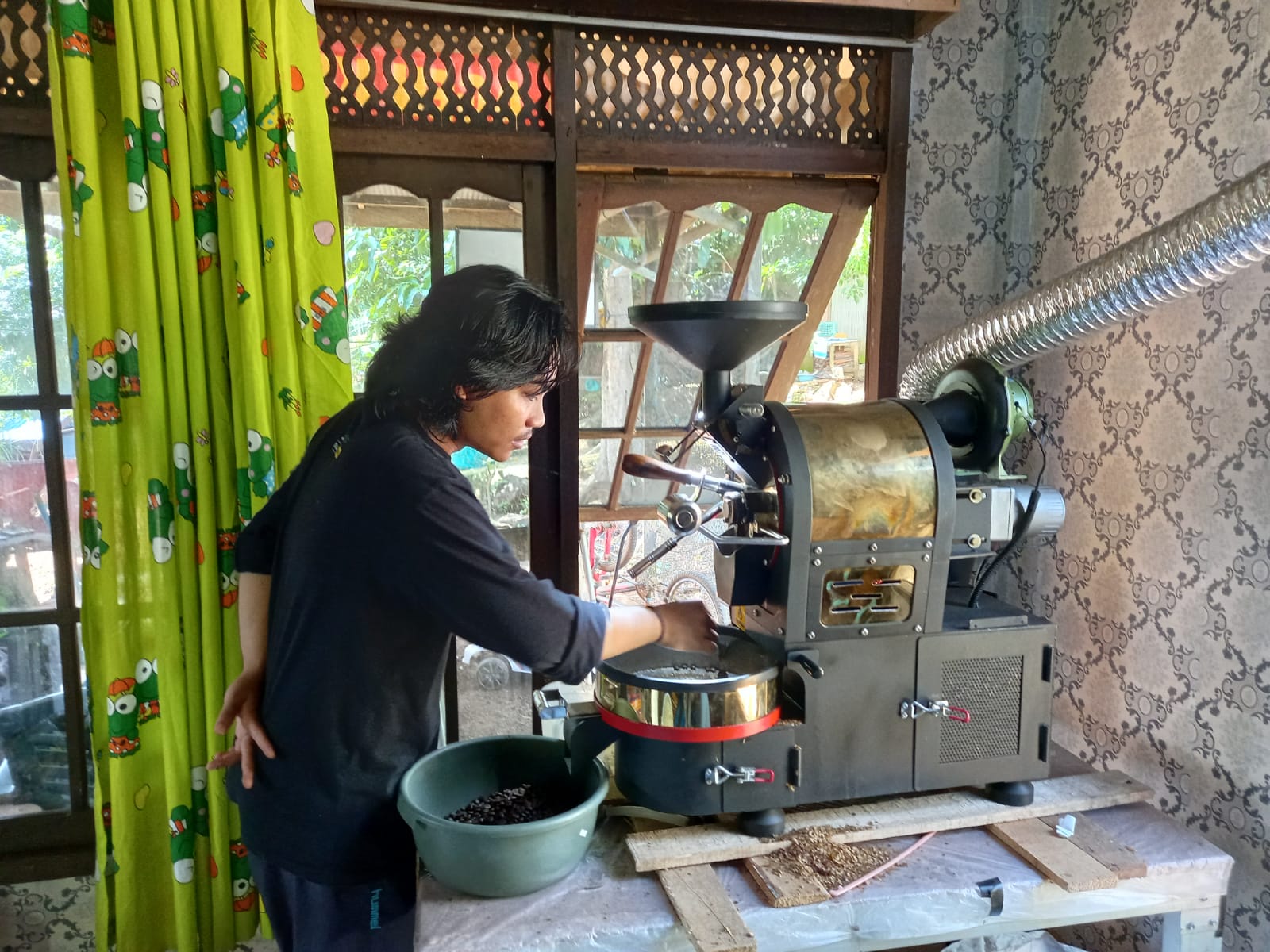 Aktivitas barista di Kedai Biji Kopi Borneo Kalimantan Selatan 