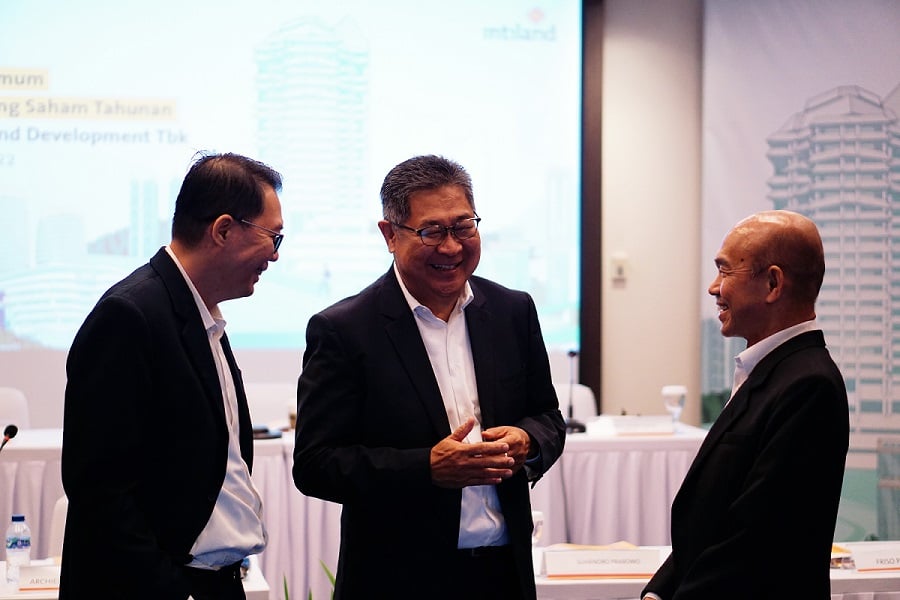 Wakil Komut PT Intiland Development Tbk Thio Gwan Po Micky (tengah) berbincang dengan Direktur Archied Noto P dan Wakil Dirut Suhendro P.