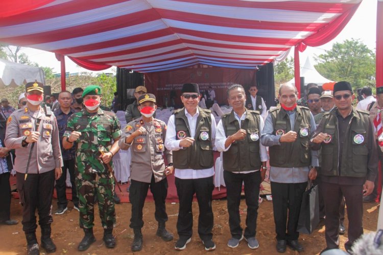 Ketua BNPT Komjen Pol. Boy Rafli Amar (tengah) saat meresmikan KTN.