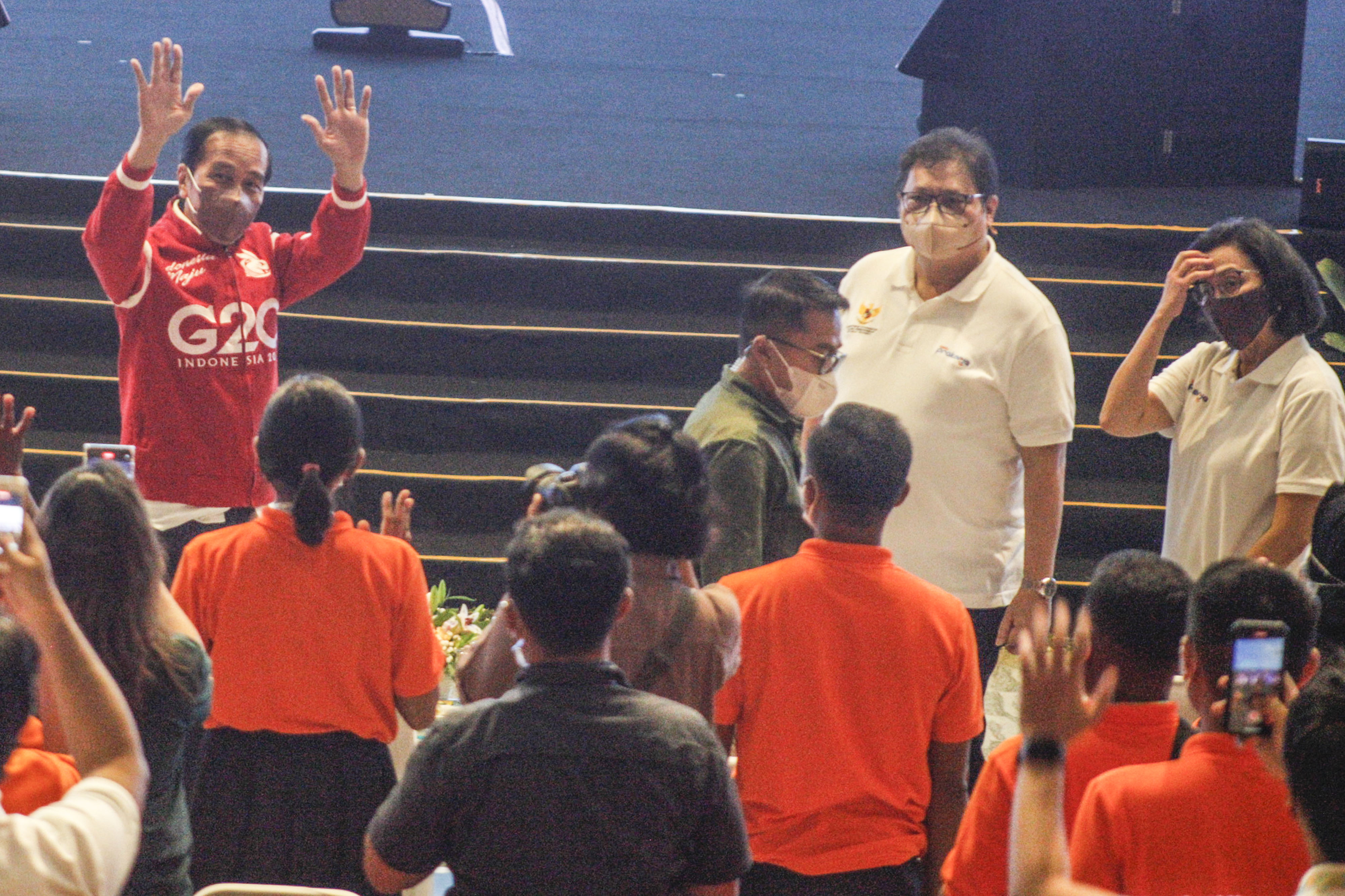 Presiden Joko Widodo (kiri) didampingi Menteri Koordinator Bidang Perekonomian Airlangga Hartarto menyapa alumni peserta Prakerja.