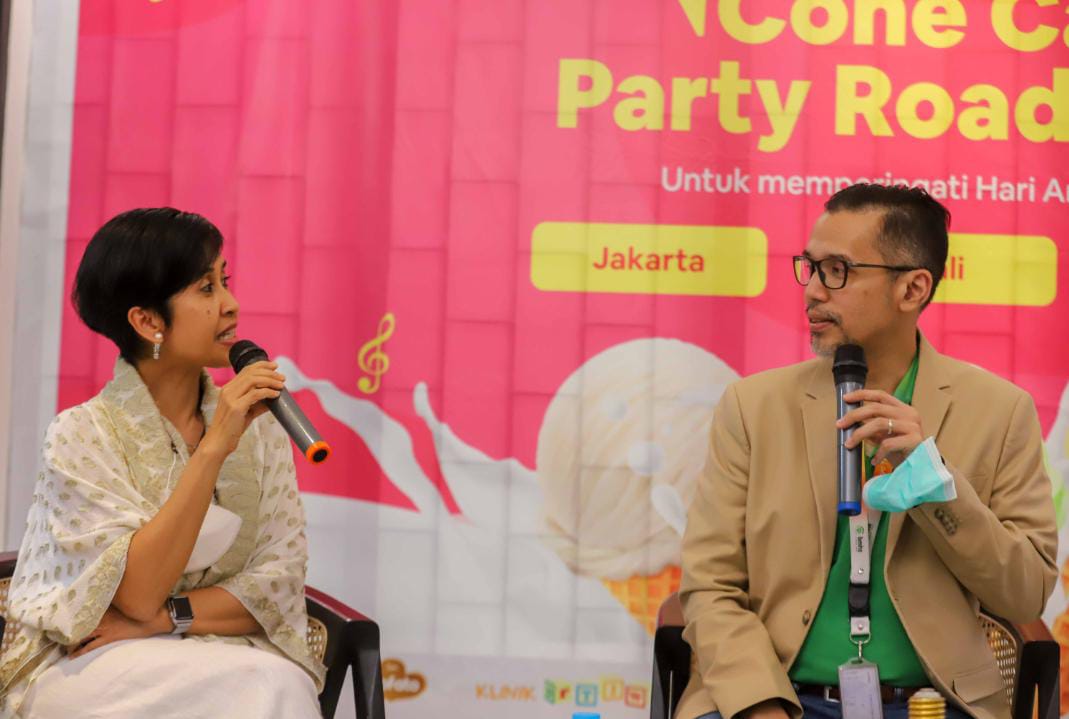 Dokter Spesialis Anak dr. I.G.A.N Partiwi, SpA, MARS (kiri) dan Dr. dr. Ivan Rizal Sini, MD, Franzcog, GDRM, MMIS, Sp.OG.