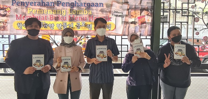 Para peserta memegang buku K-Foodology saat peluncuran buku itu.