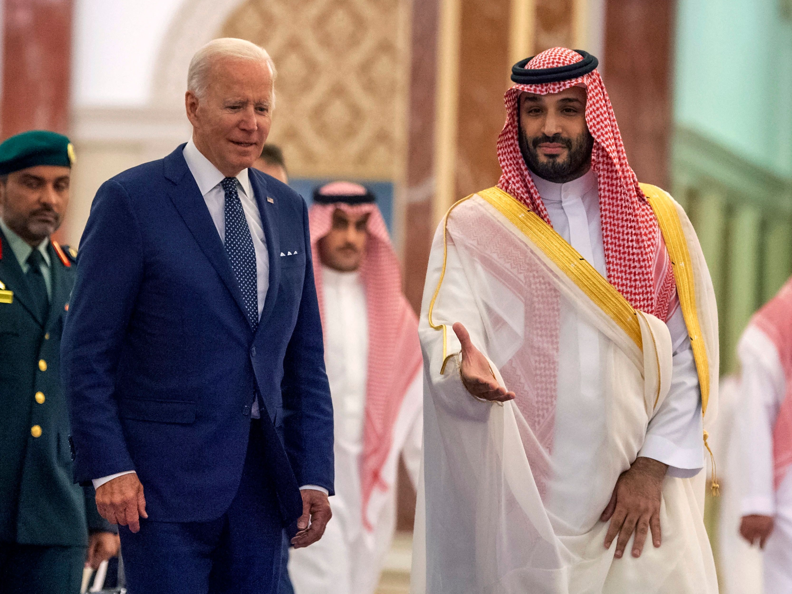 Joe Biden dan Mohammed bin Salman di Istana Al-Salam di pelabuhan Laut Merah Jeddah.