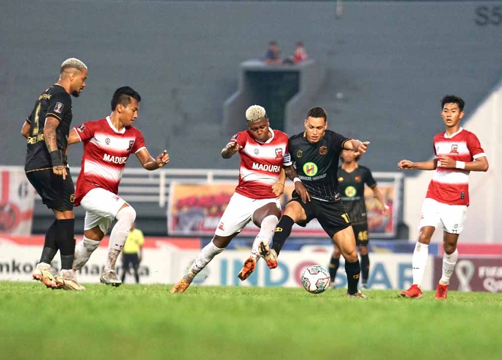 Pemain Barito Putera Rafael Gomes de Oliveira (kedua kanan) berebut bola dengan pemain Madura United Hugo Gomes 