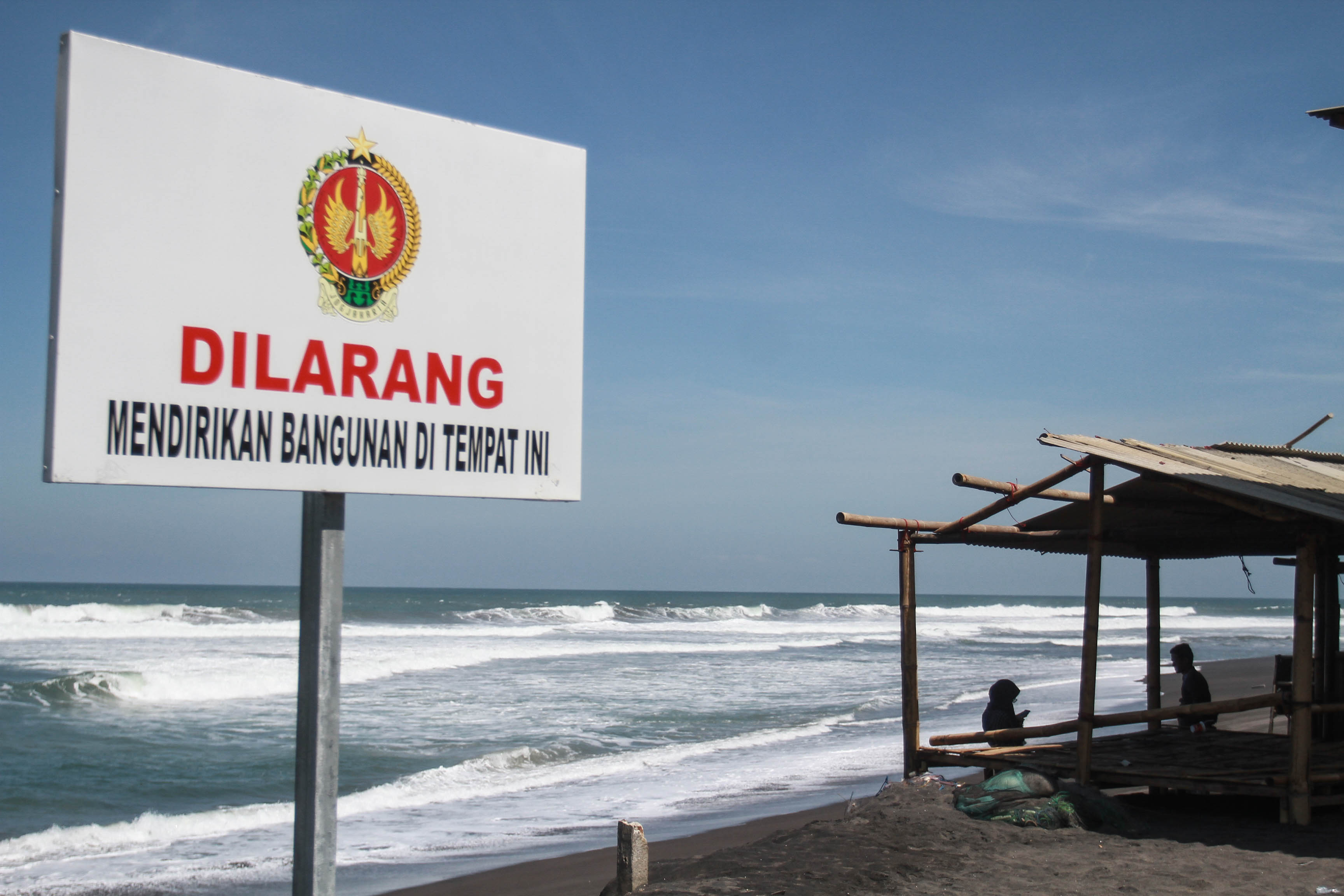 Pengunjung melihat bangunan yang terdampak abrasi akibat gelombang tinggi di Pantai Depok, Bantul, DI Yogyakarta, Selasa (26/7).