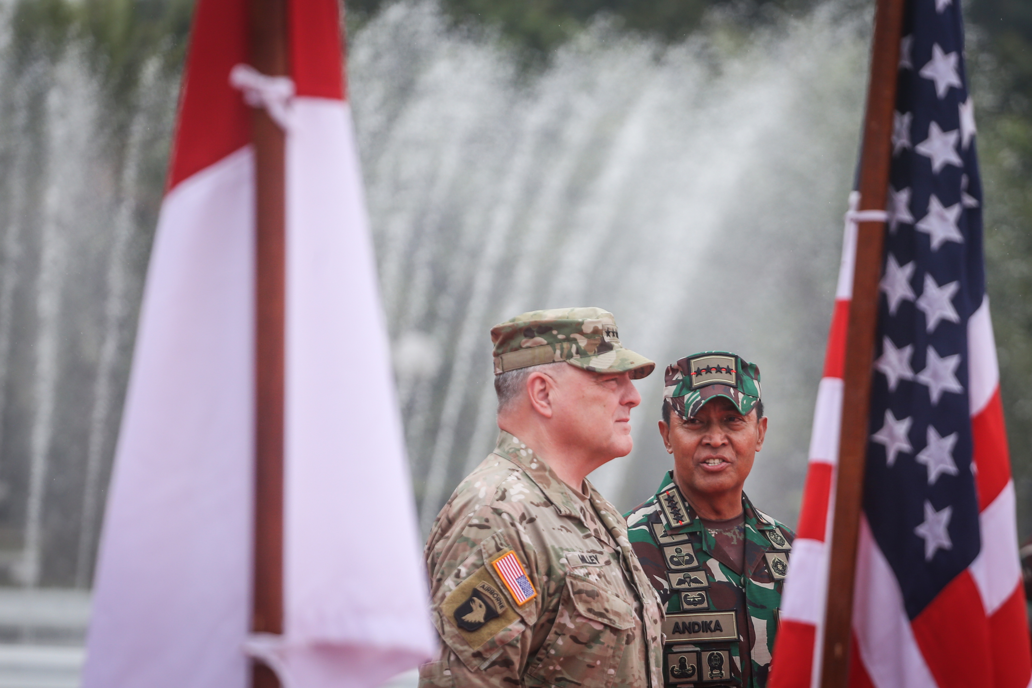 Panglima TNI Jenderal  Andika Perkasa berbincang dengan Kepala Staf Gabungan AS Jenderal Mark Milley.