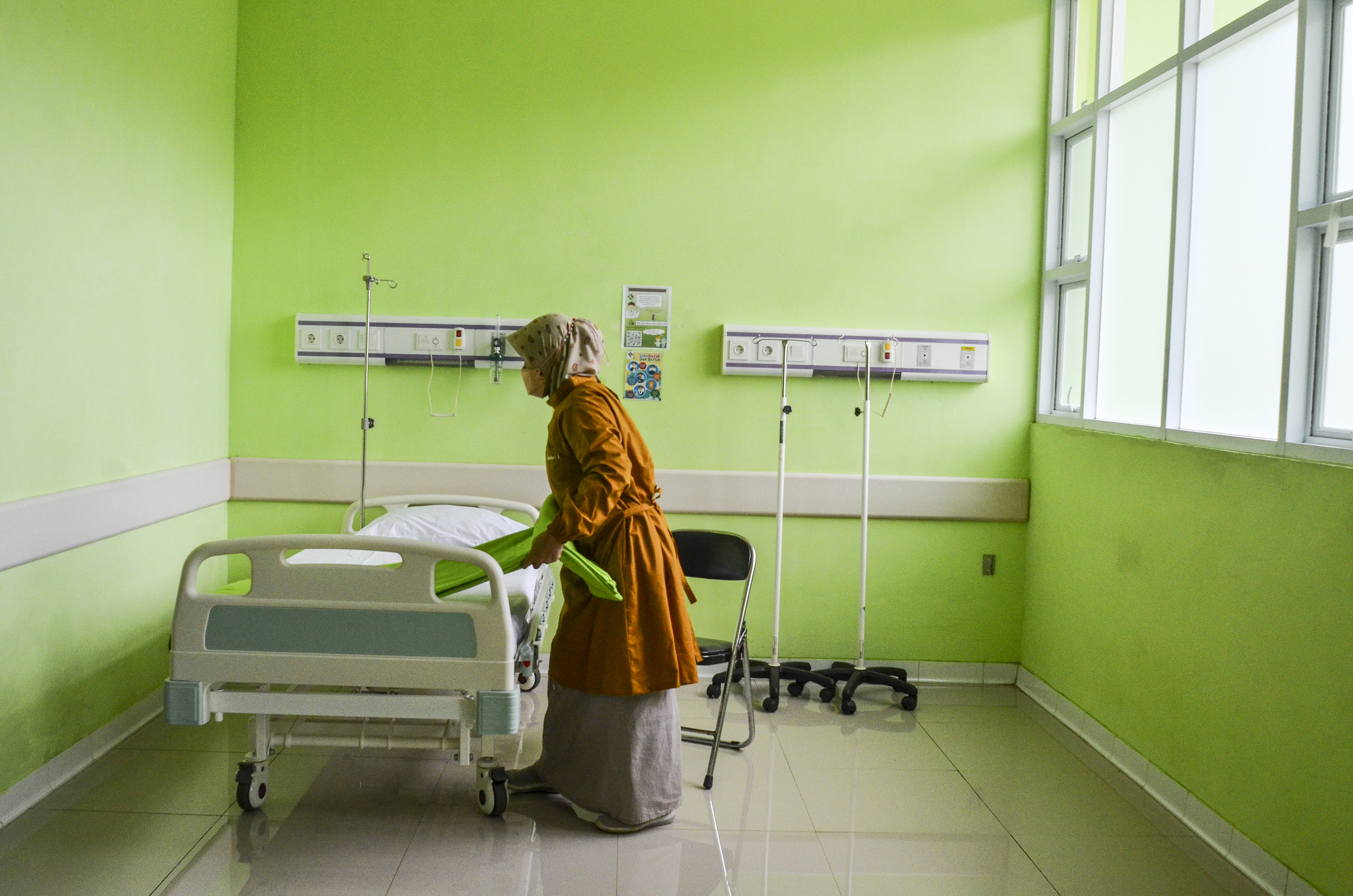  Tenaga kesehatan menyiapkan ruang isolasi COVID-19 di RSUD Kawali, Kabupaten Ciamis, Jawa Barat, Selasa (15/2/2022).