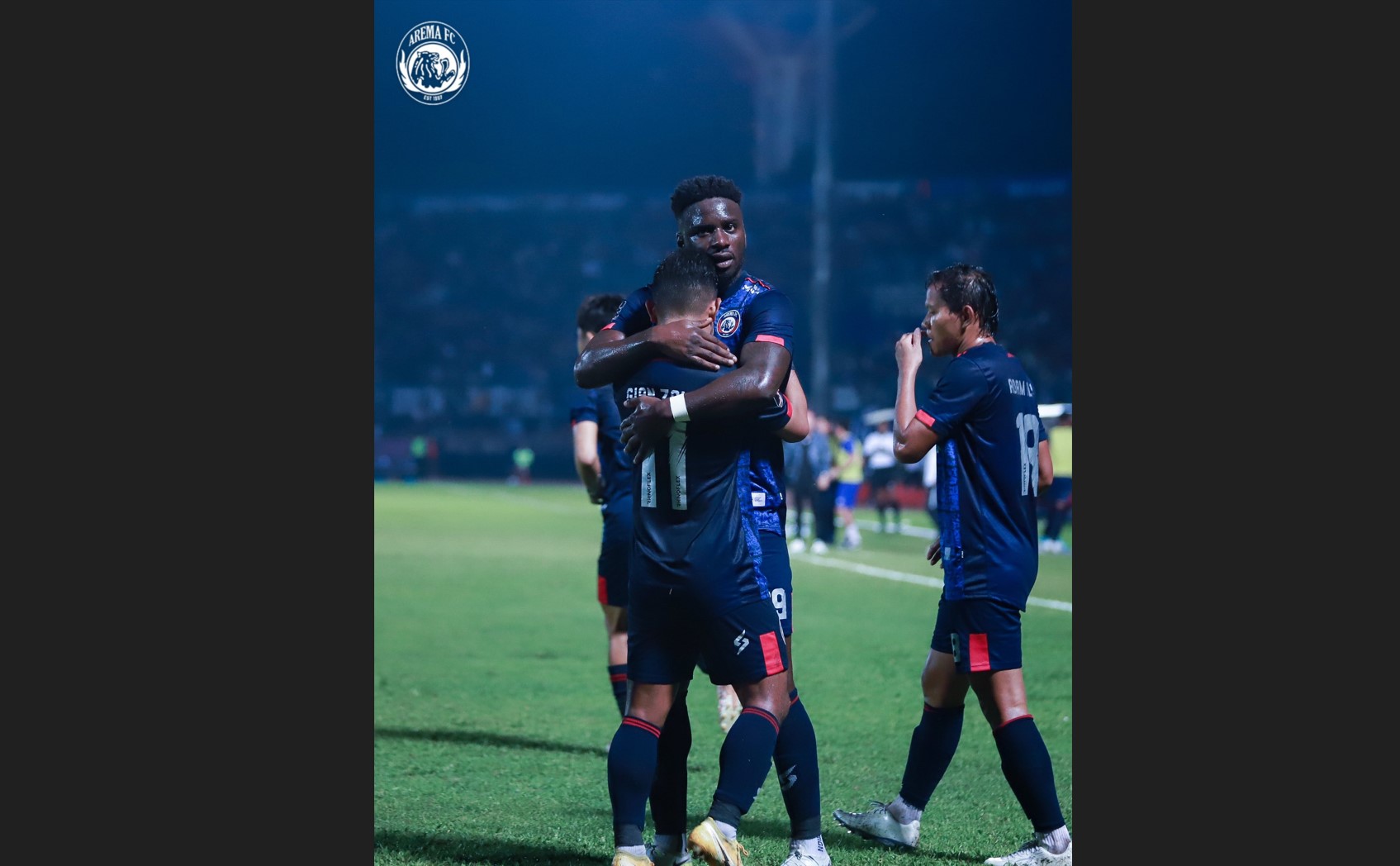 Abel Camara (kanan) melakukan selebrasi usai mencetak gol ke gawang Borneo FC di laga leg pertama final Piala Presiden.