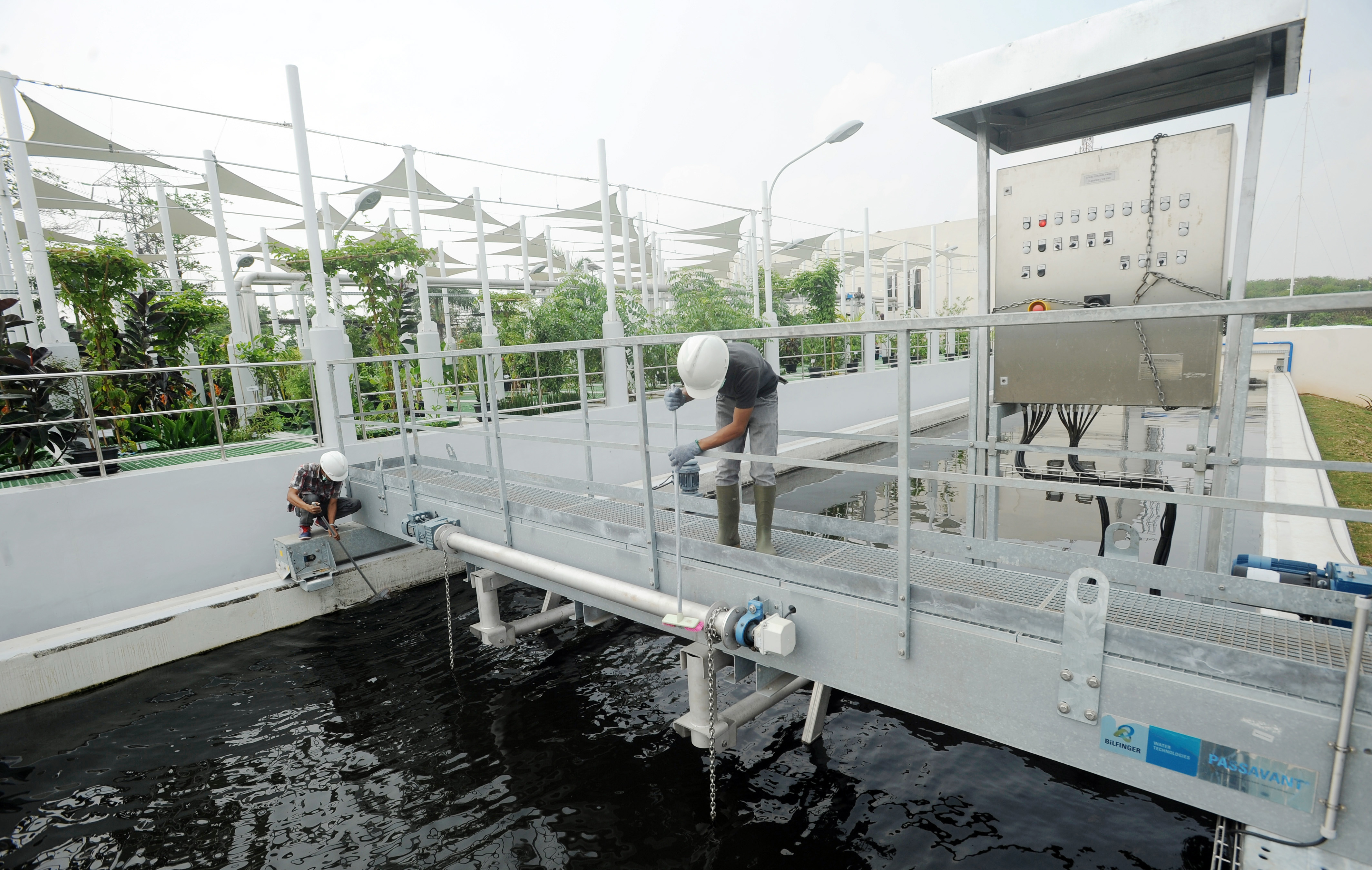 Pekerja melakukan perawatan fasilitas pengolahan air limbah di kawasan Suryacipta City of Industry di Karawang, Jawa Barat.