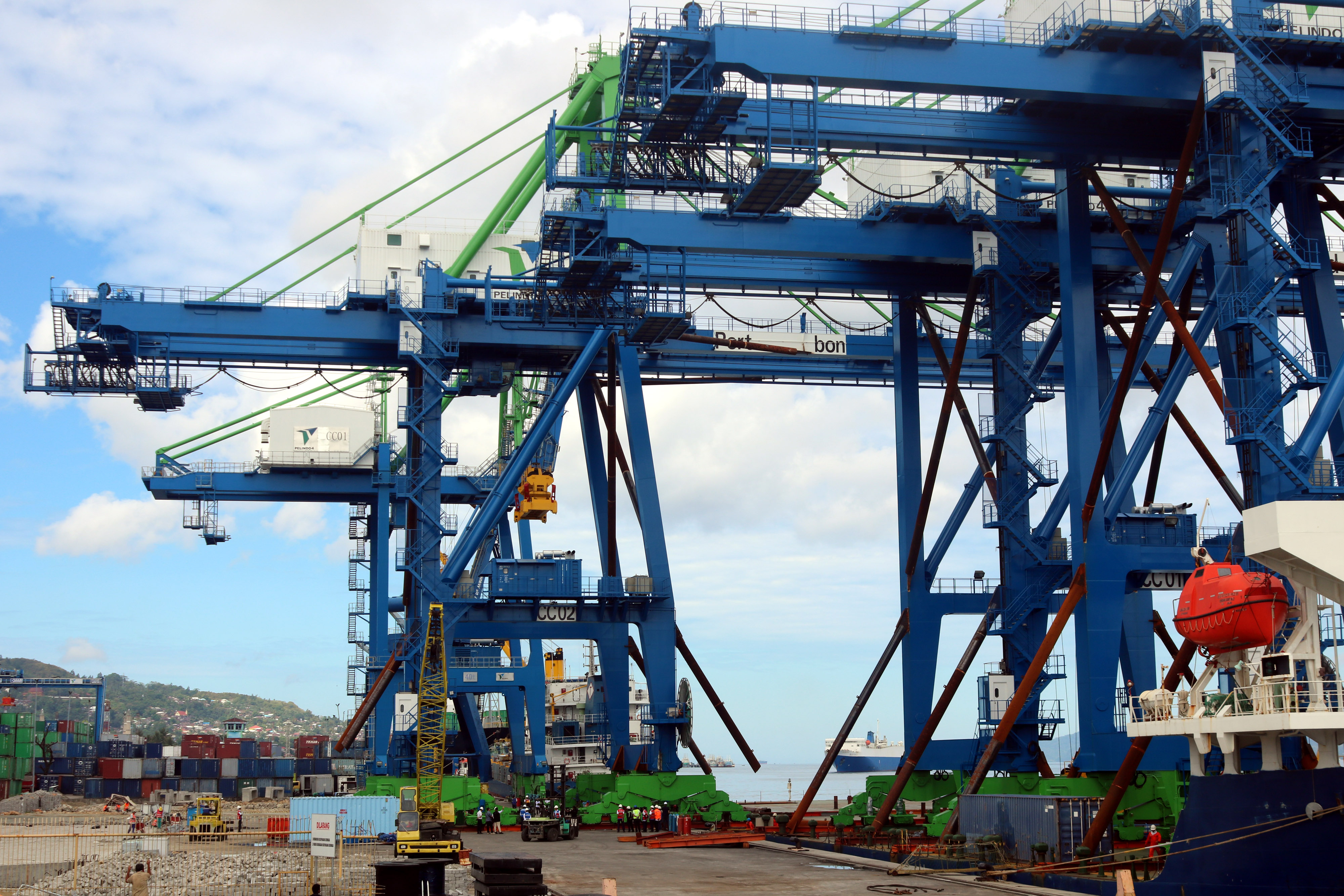 Crane di Pelabuhan Yos Sudarso,Ambon