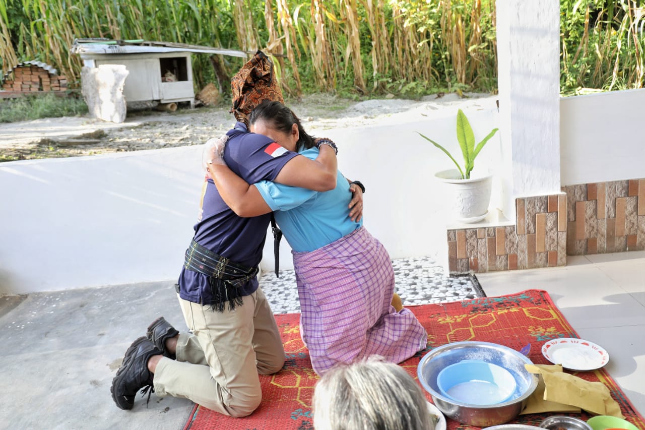 Emak Penjual Kue Dolung-dolung Terharu Diberi Sandiaga Uno Hadiah Alat Tumbuk