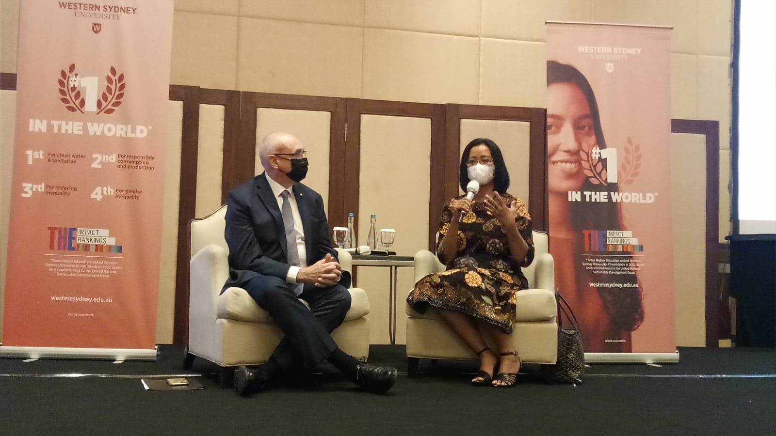 Presiden Western Sydney University, Prof Barney Glover AO bersama GKR Mangkubumi menjelaskan tentang SDGs di Jakarta, Selasa (12/7/2022).