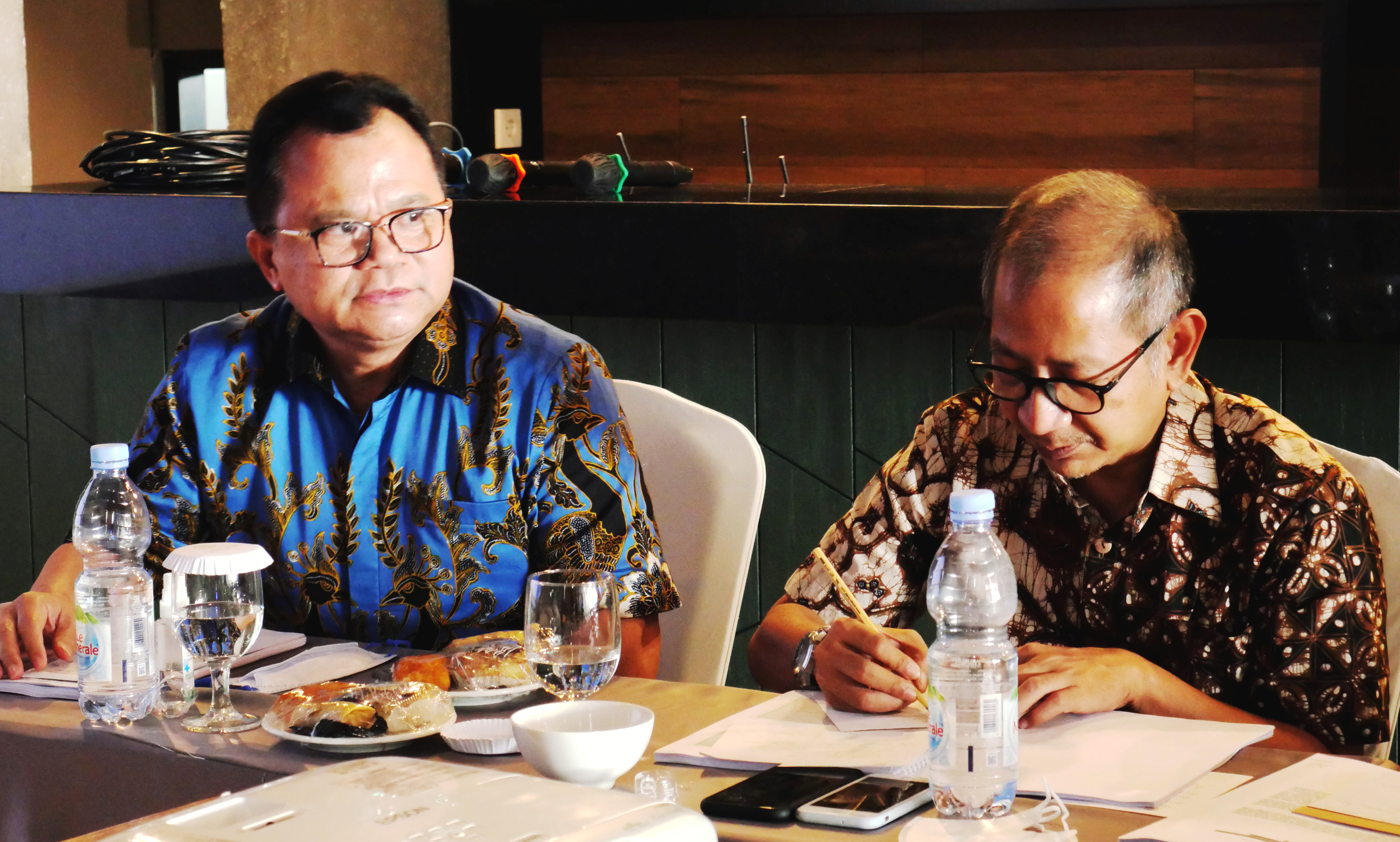 Ronny F Sompie (kiri) dan Mumu Mugaera Djohar.