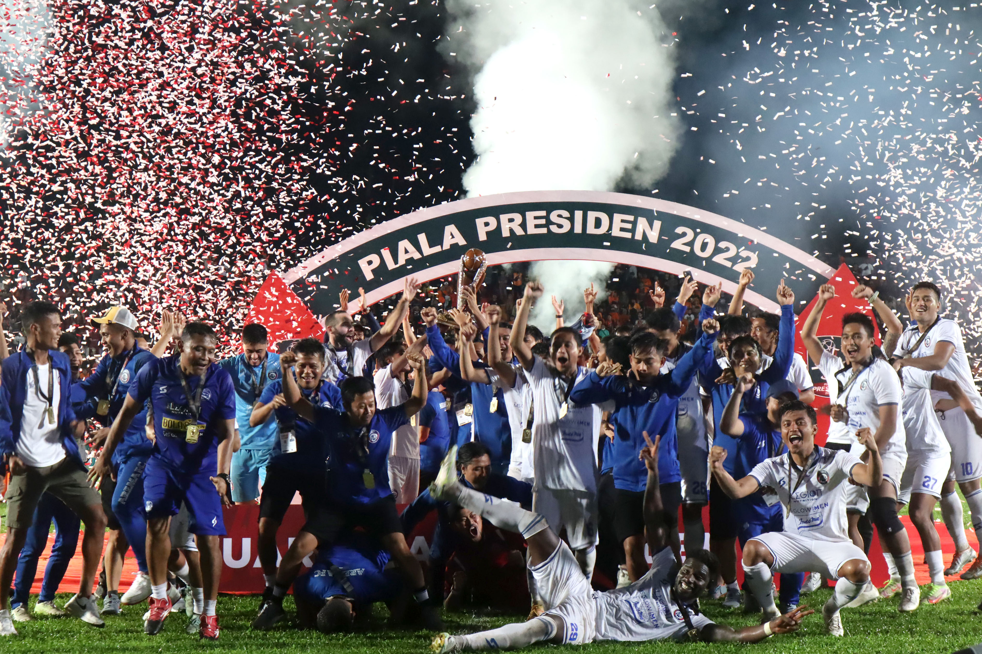 Sejumlah pesepak bola Arema FC berselebrasi saat penyerahan piala usai mengalahkan Borneo FC dalam leg kedua final Piala Presiden 2022.