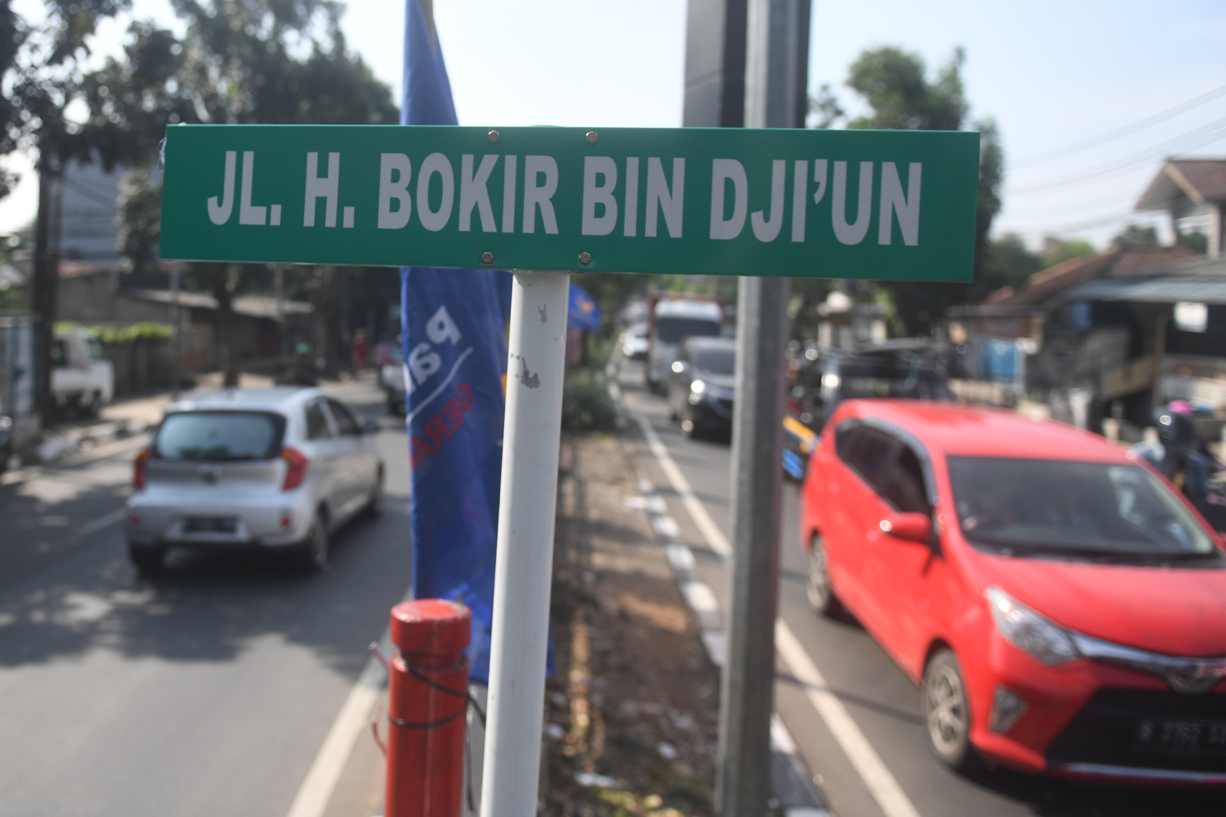 Kendaraan melintasi Jalan H Bokir Bin Dji'un yang baru diresmikan
