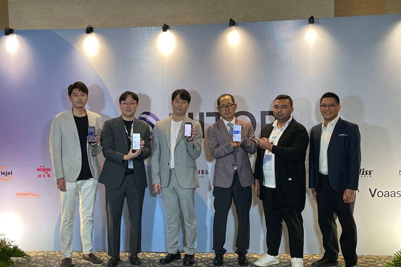 CEO Hitop Seunghyun Jung (tiga dari kiri).