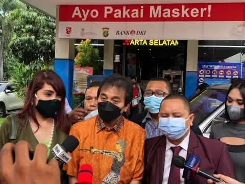 Pengacara Roy Suryo Ungkap Kliennya Muntah Sampai Pingsan