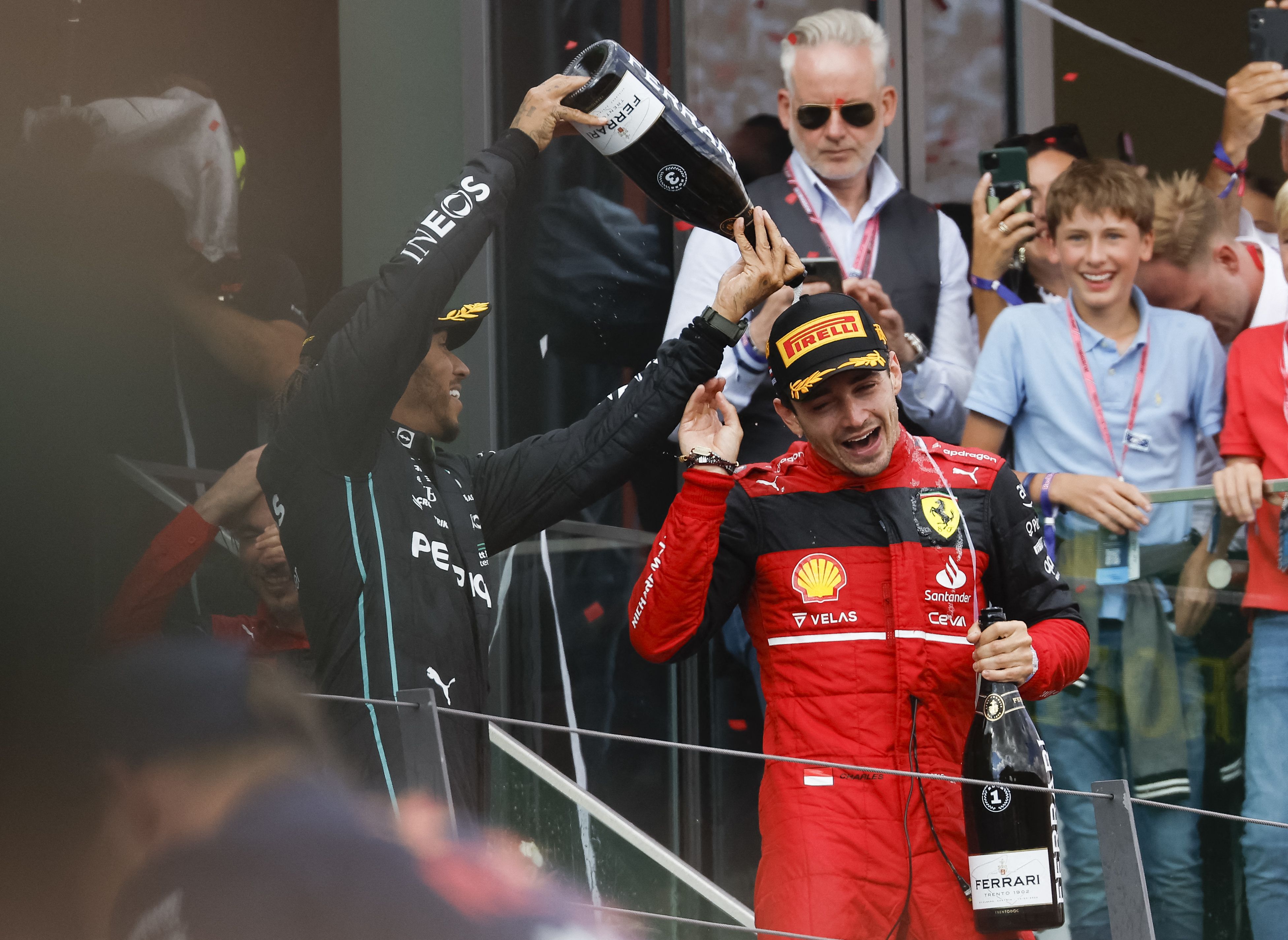 Pembalap Britania Raya Lewis Hamilton menyiram sampanye ke kepala pembalap Ferrari Charles Lecrec yang menjuarai GP Austria, Minggu (10/7).