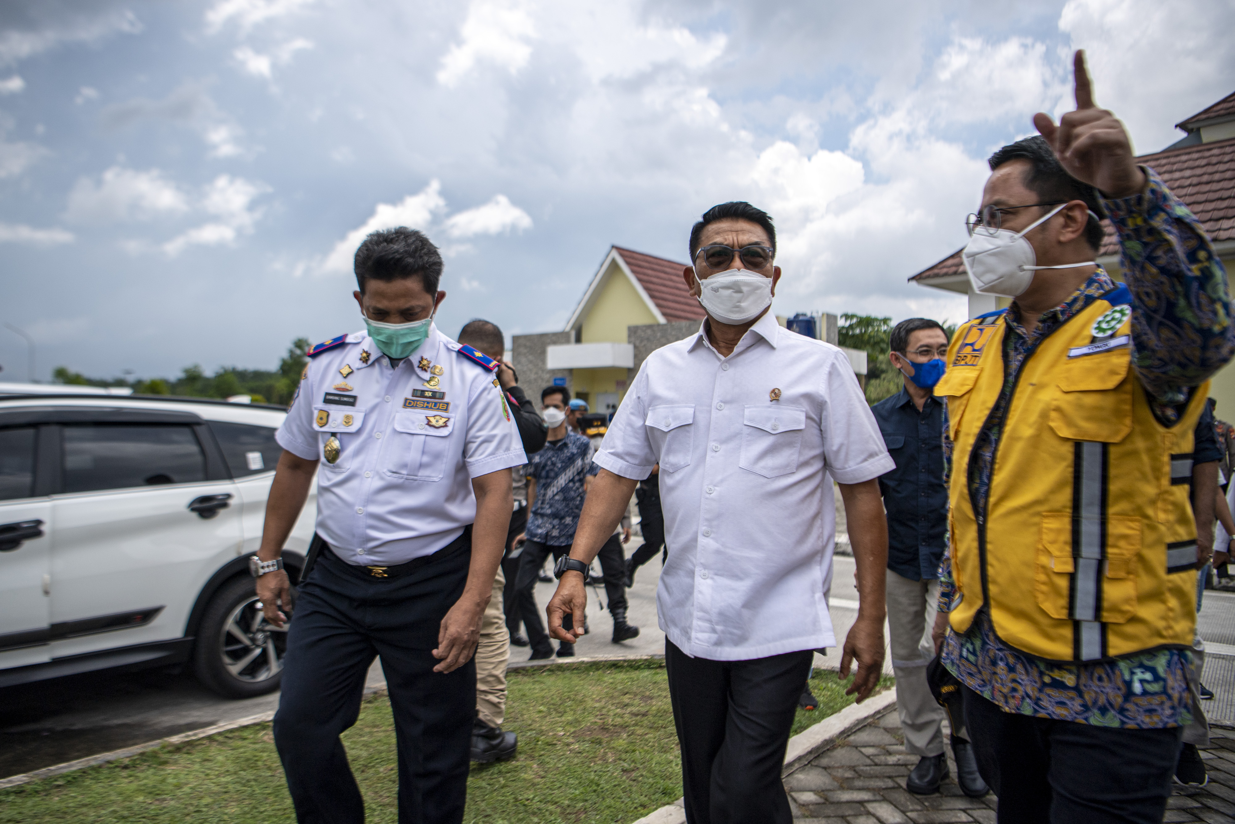 Kepala Staf Kepresidenan Moeldoko (tengah) saat rest area di tol wilayah Sumatera.