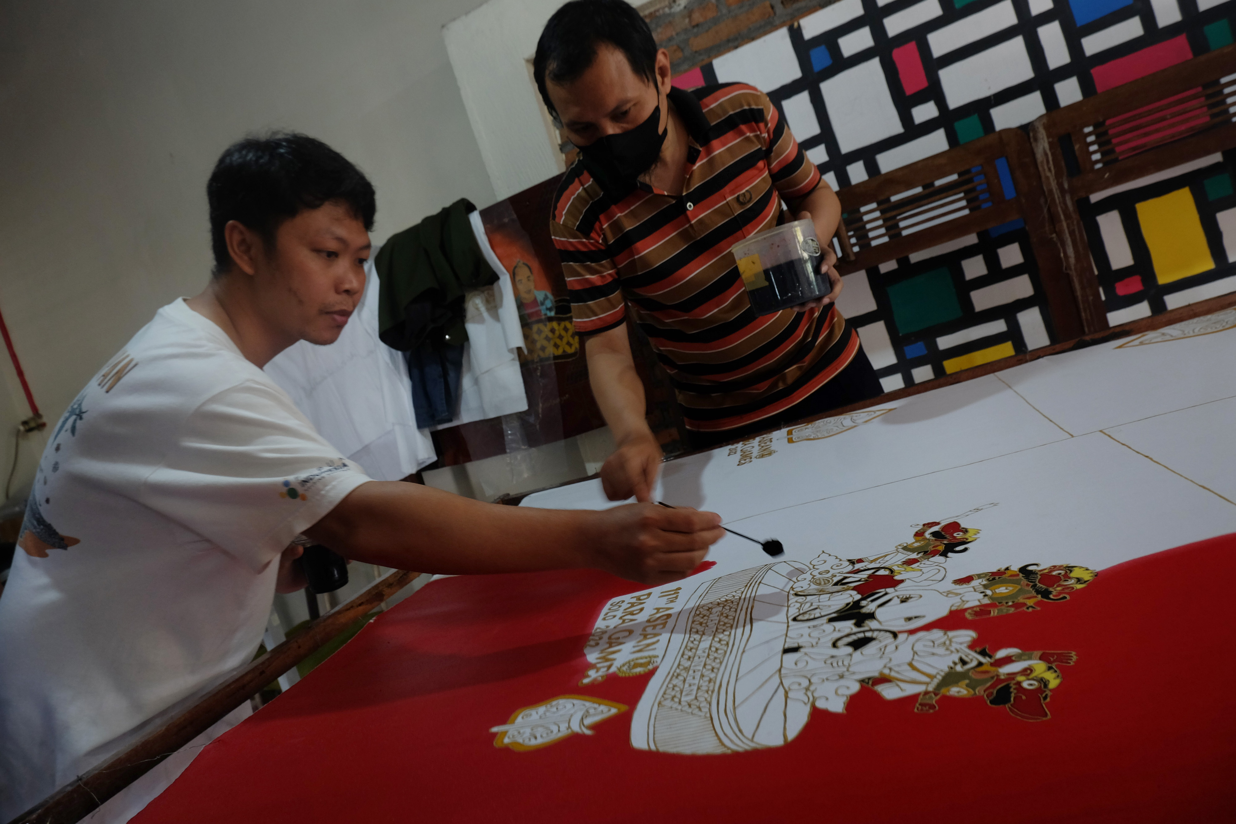 Penyandang disabilitas tuli menyelesaikan batik tulis bermotif ASEAN Para Games 2022 di Batik Toeli Laweyan, Solo, Jateng, Selasa(26/7/2022)