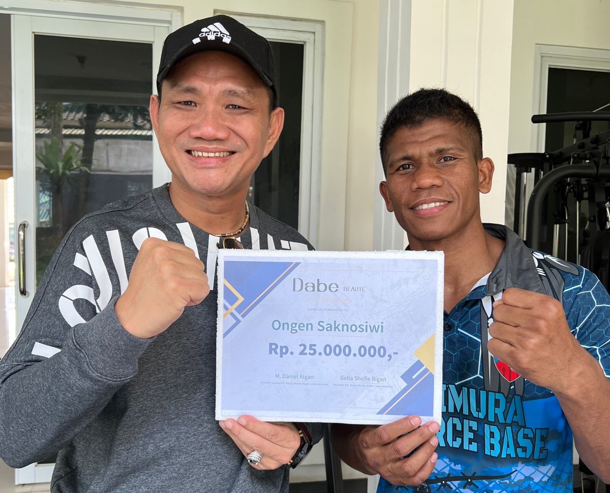 Daniel Rigan memberikan bonus pada petinju Ongen Saknosiwi