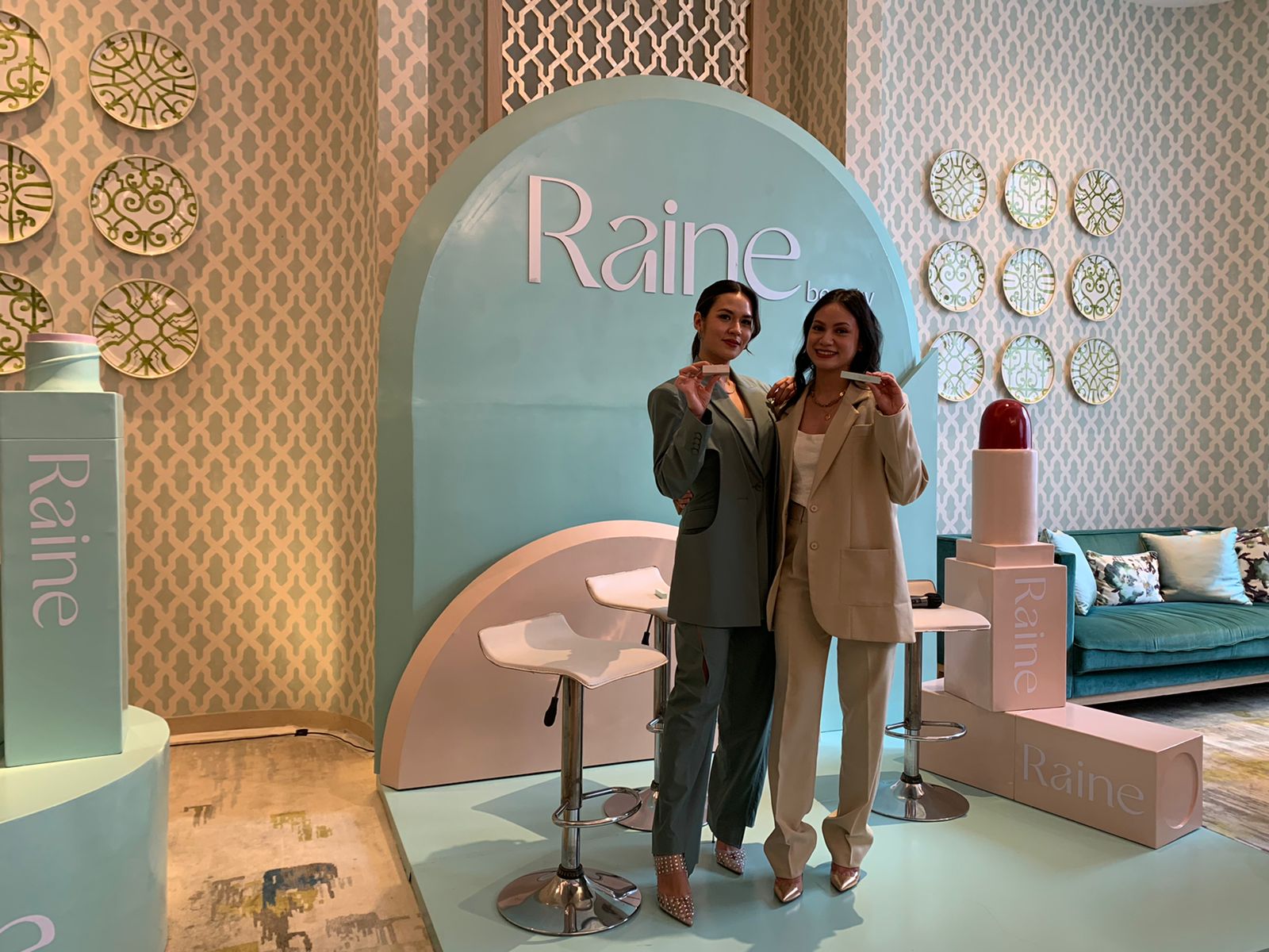 Raisa dan Titania Fairuskha Tadjoedin dalam peluncuran Raine, di Jakarta, Kamis (28/7).