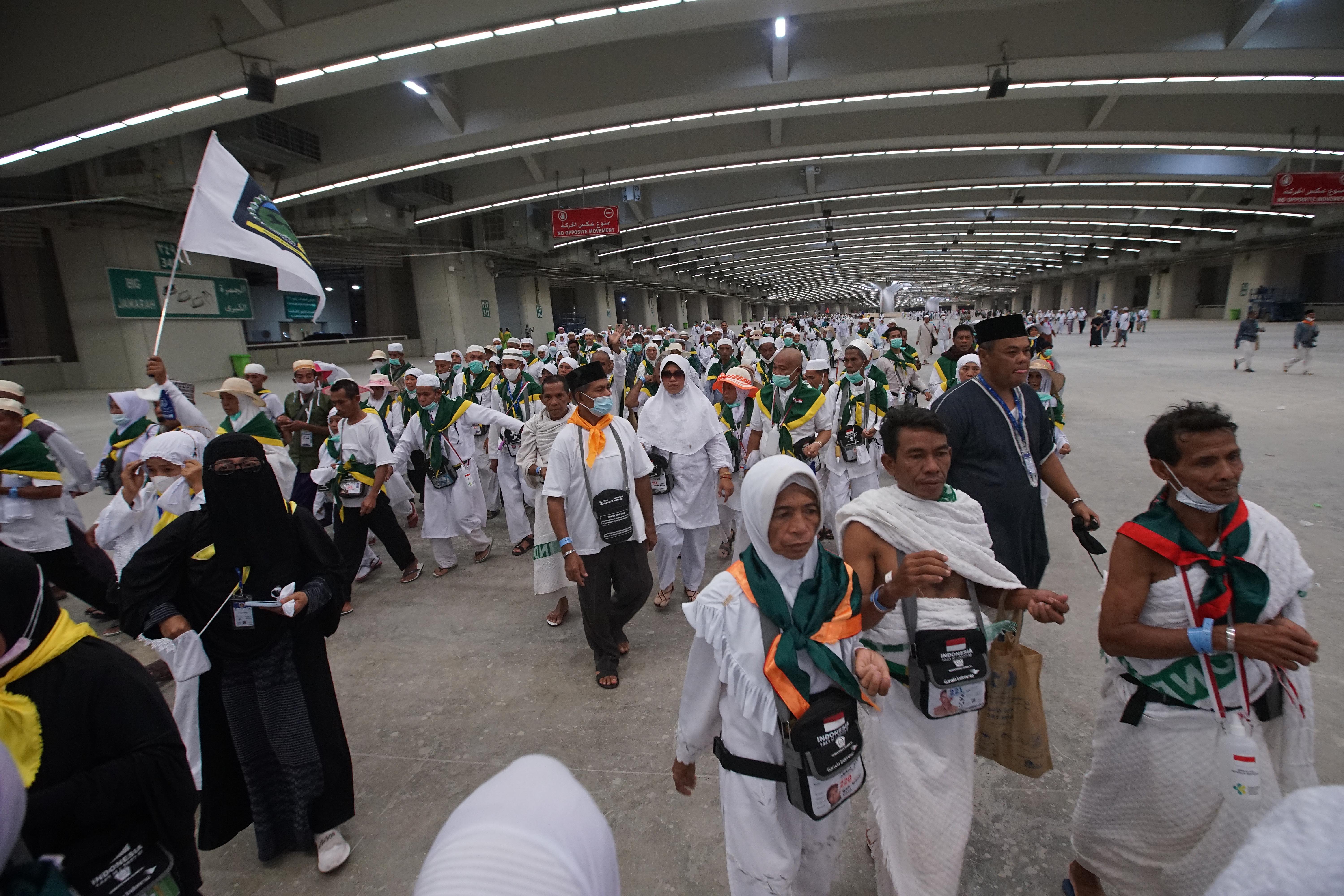 Ribuan jemaah haji melewati terowongan Mina untuk bergerak menuju Jamarat untuk melaksanakan lempar jumrah di Mina, Mekkah, Arab Saudi
