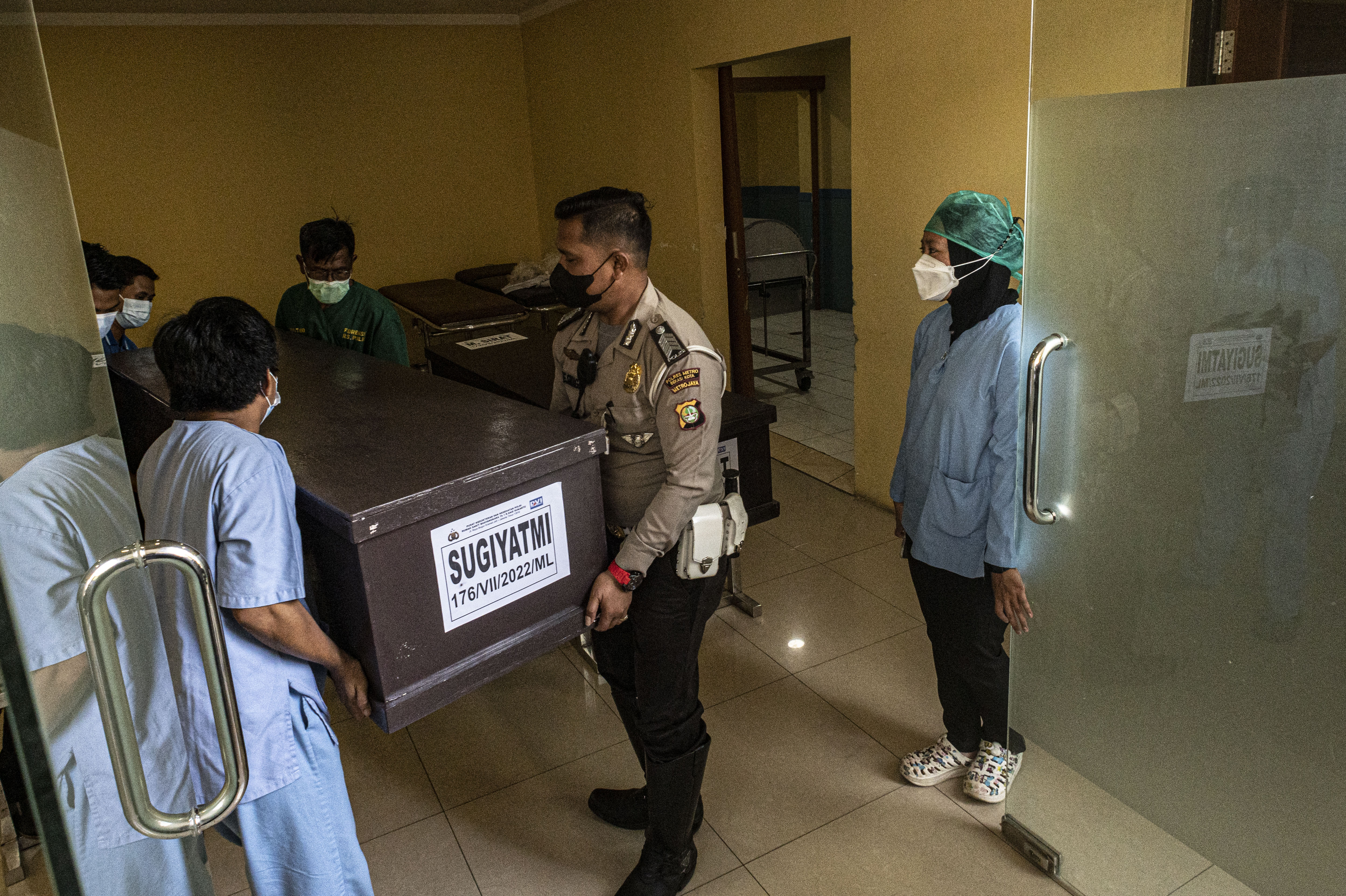 Pihak RS Polri sudah mengidentifikasi tujuh dari sembilan jenazah korban kecelakaan lalu lintas truk pengangkut BBM hingga Selasa (19/7).