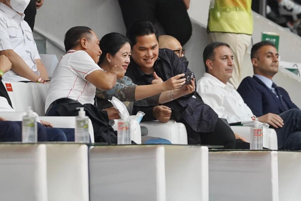 Ketua DPR RI Puah Maharani bersama Menteri BUMN Erick Thohir menonton laga basket Indonesia versus Yordania di Istora Senayan Jakarta.