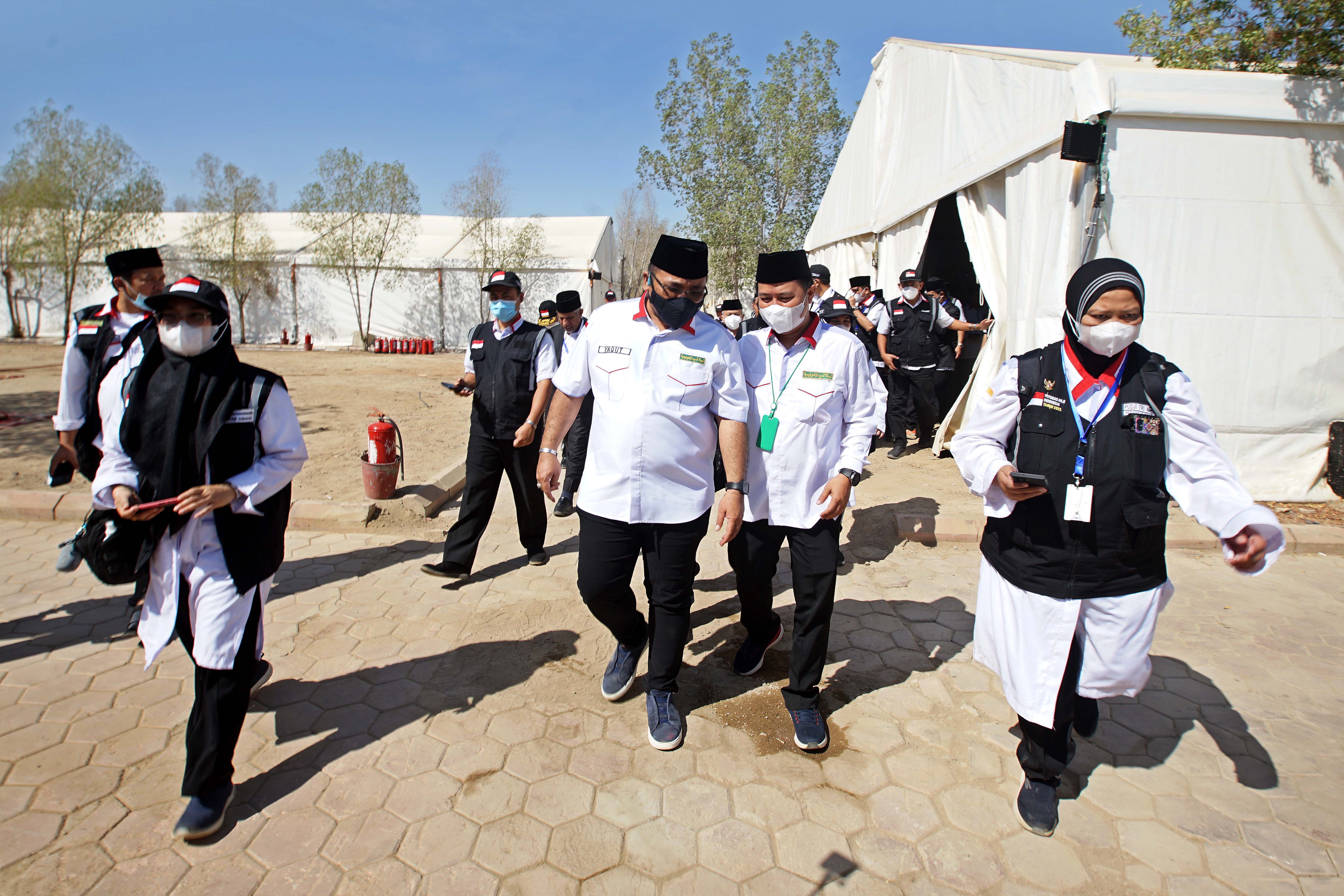 Menteri Agama Yaqut Cholil Qoumas (kedua dari kiri) meninjau pemondokan di Arafah, Arab Saudi, Selasa (5/7).