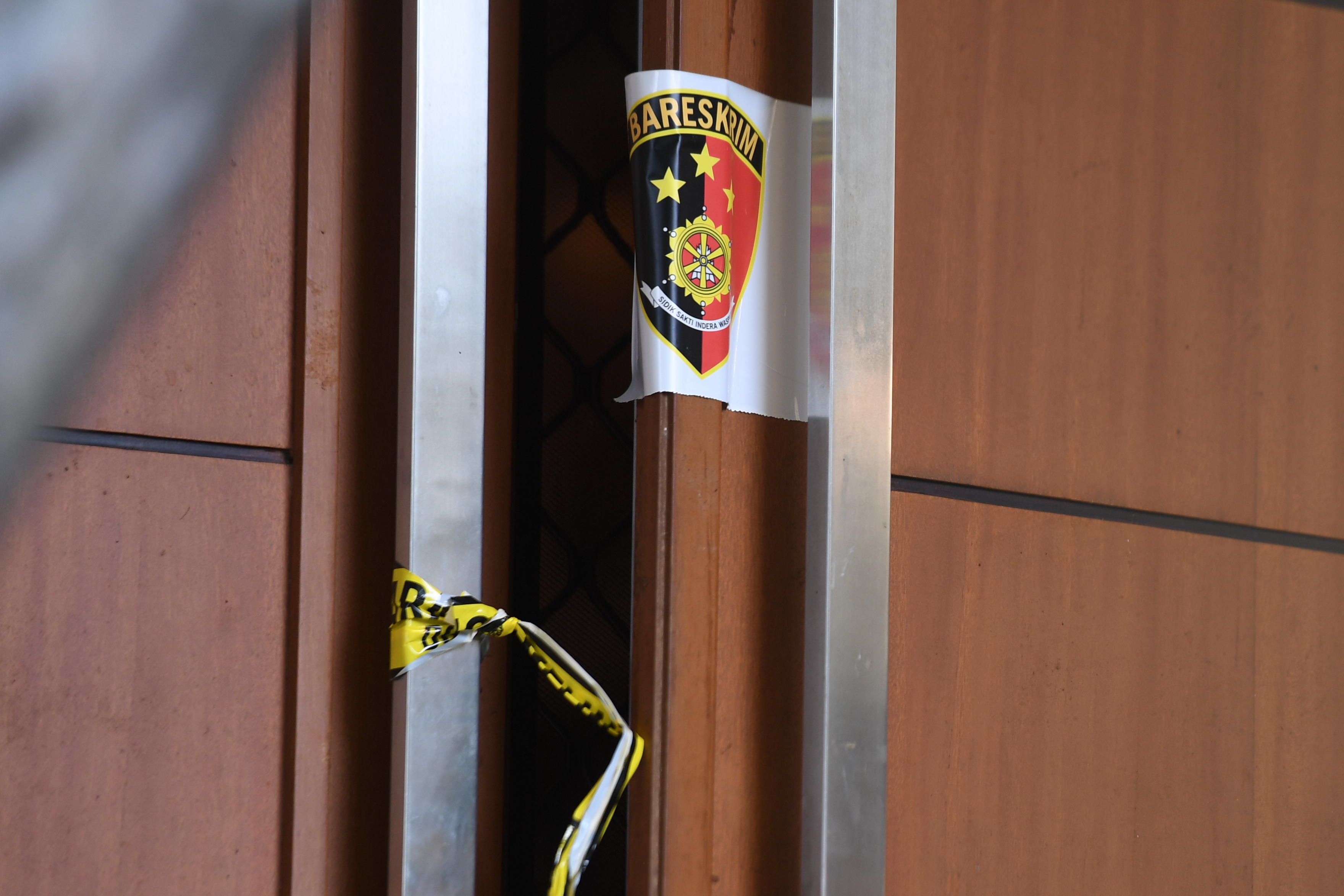 Pintu rumah dinas Irjen Ferdy Sambo terbuka saat pra-rekonstruksi kasus yang menewaskan Brigadir J.