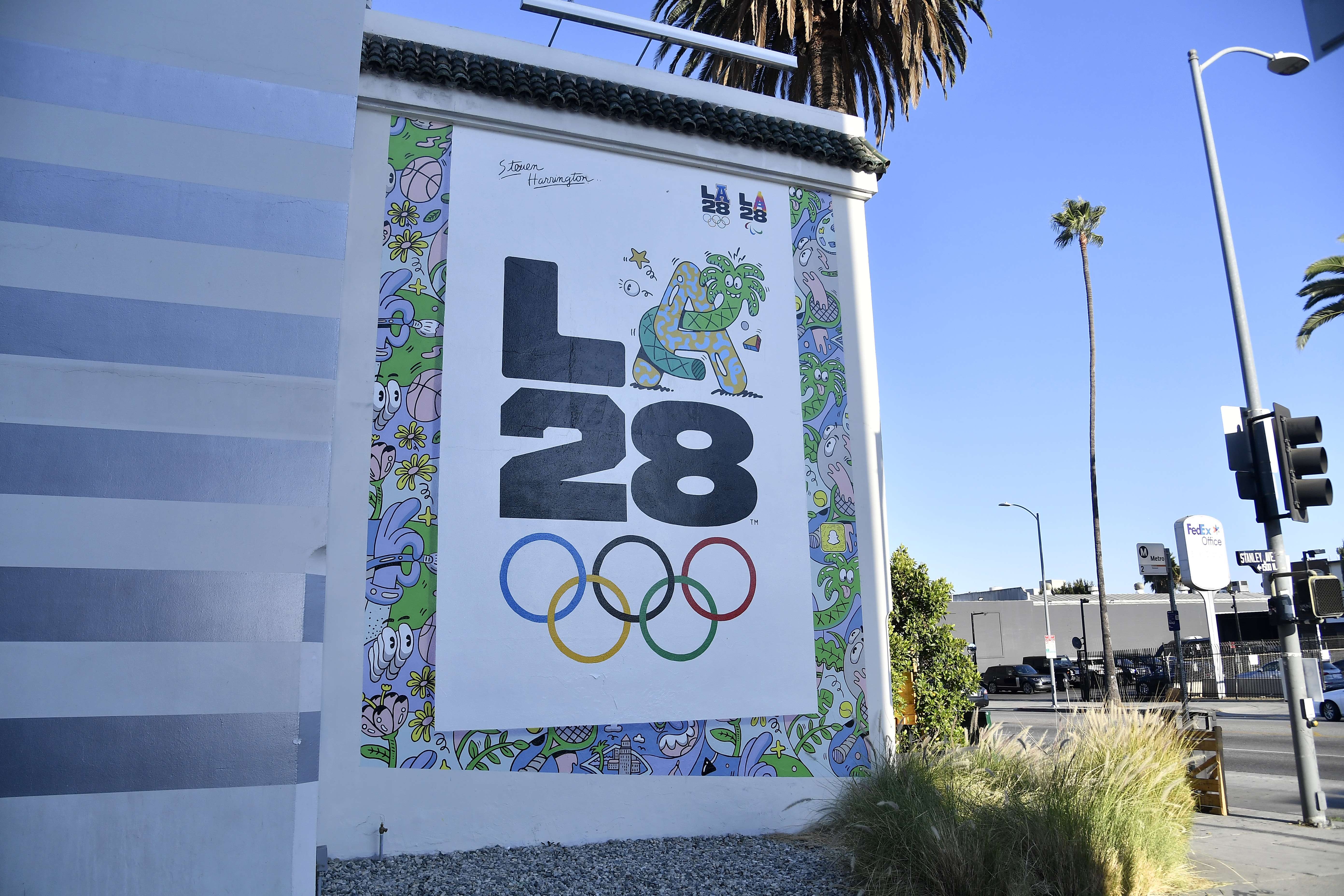 Mural Olimpiade Los Angeles 2028 karya seniman Steven Harrington menghiasi sudut Kota Los Angeles, California, Amerika Serikat.