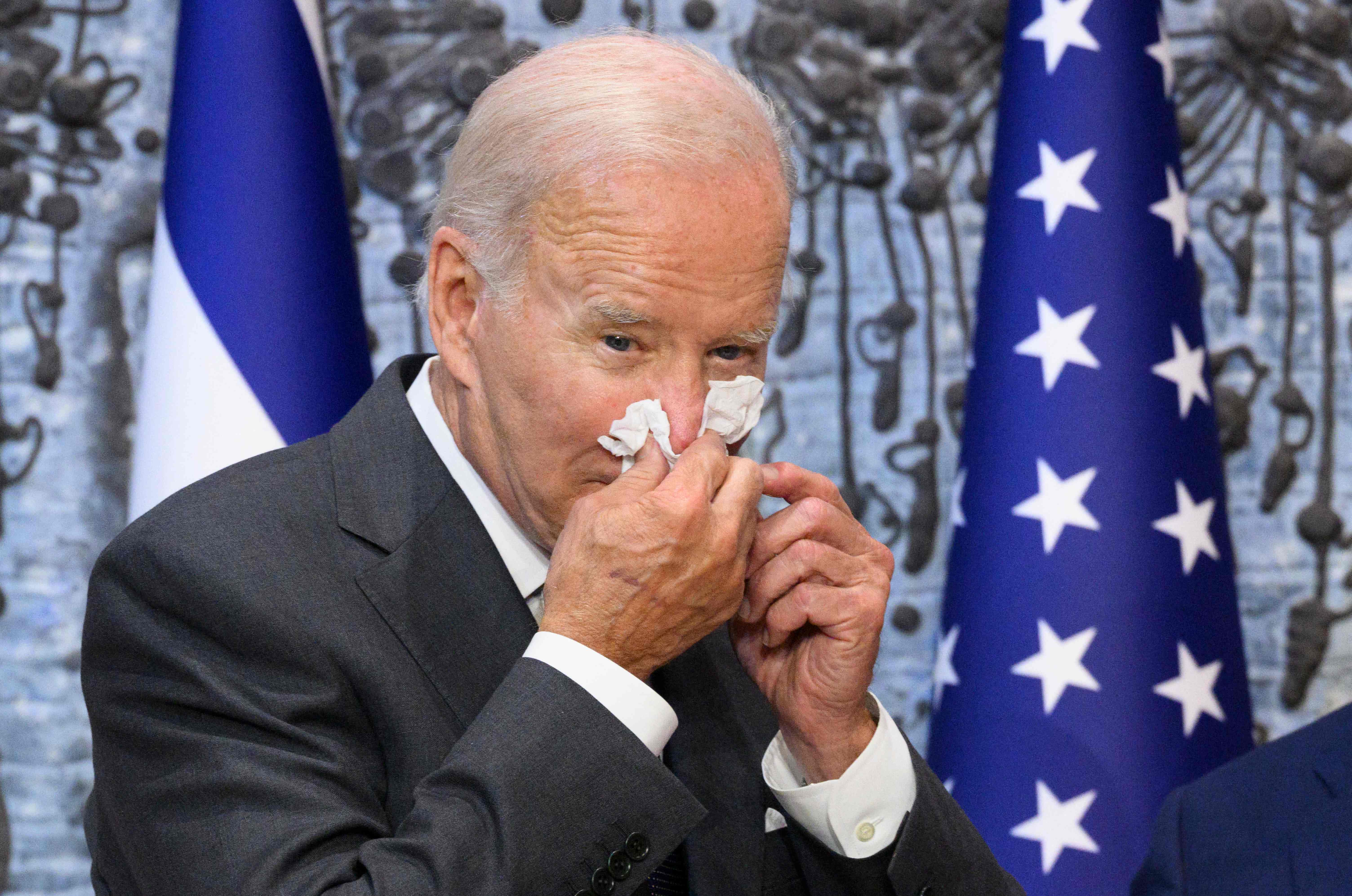Presiden AS Joe Biden tampak kurang sehat dengan mengusap hidungnya saat berkunjung ke Israel, 21 Juli 2022.