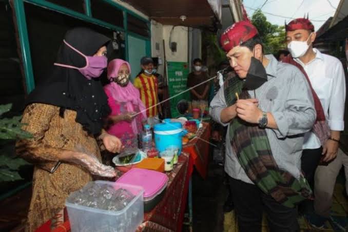 Menteri BUMN Erick Thohir kala mengunjungi Kampung Lawas Maspati, Jatim