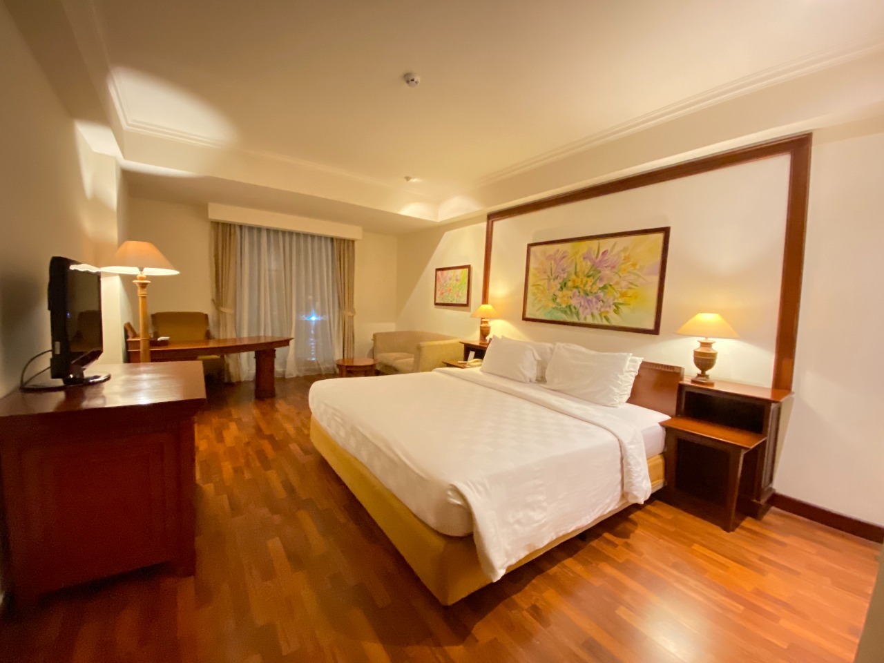 Kamar luas di Arion Suites Hotel Bandung