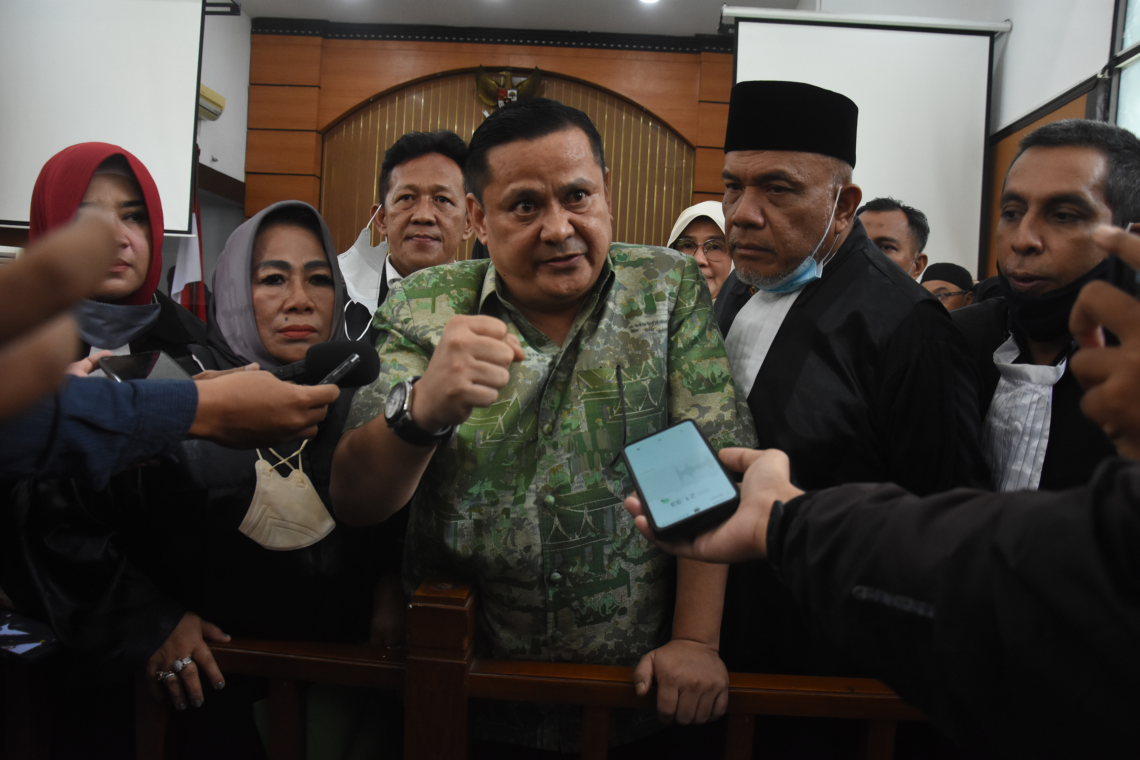 Terdakwa mantan Kadiv Hubungan Internasional (Hubinter) Polri Irjen Pol Napoleon Bonaparte (tengah).