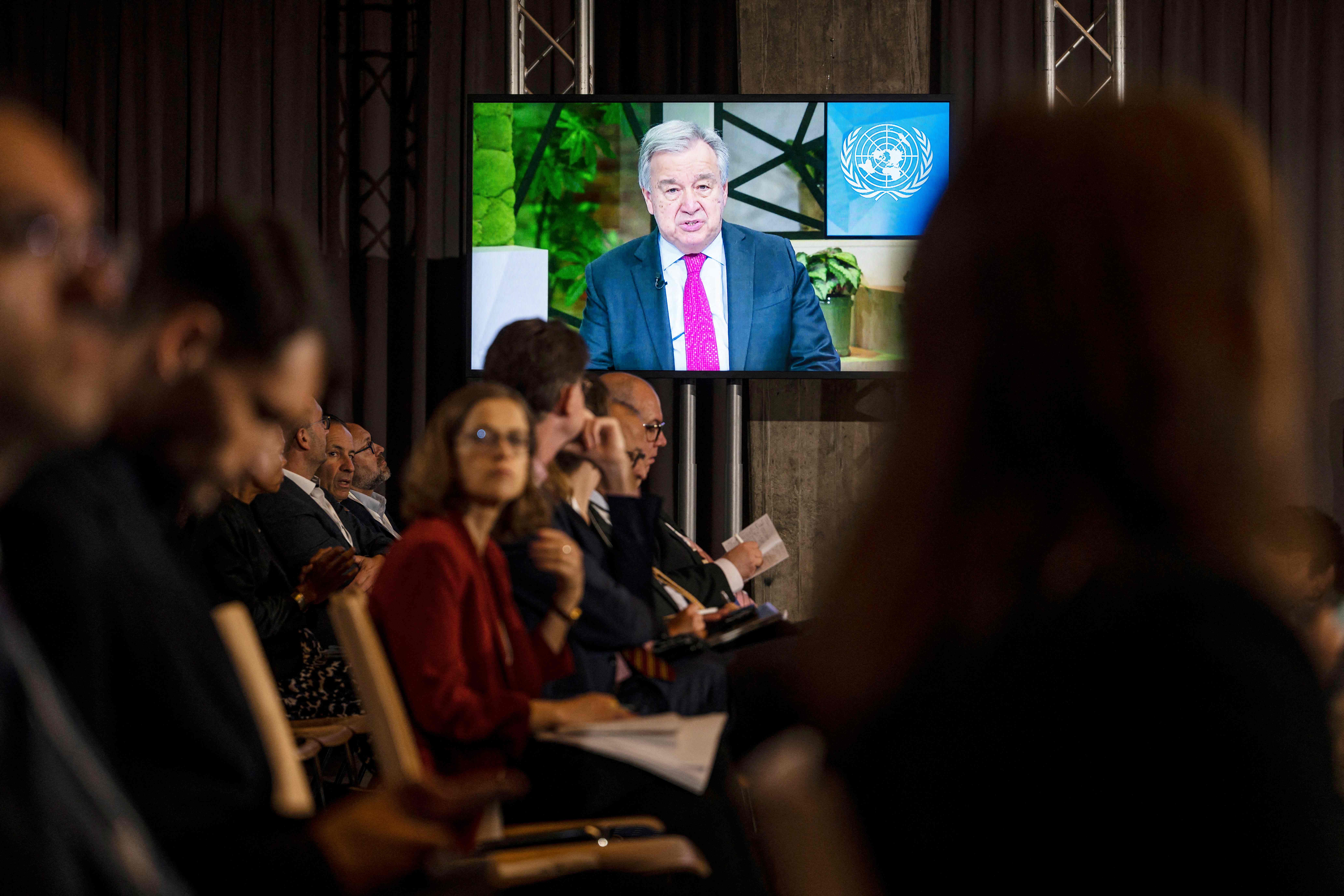Sekjen PBB Antonio Guterres berbicara melalui konferensi video dalam pertemuan membahas kriris Ukraina di Lugano, Swiss, Selasa (5/7).