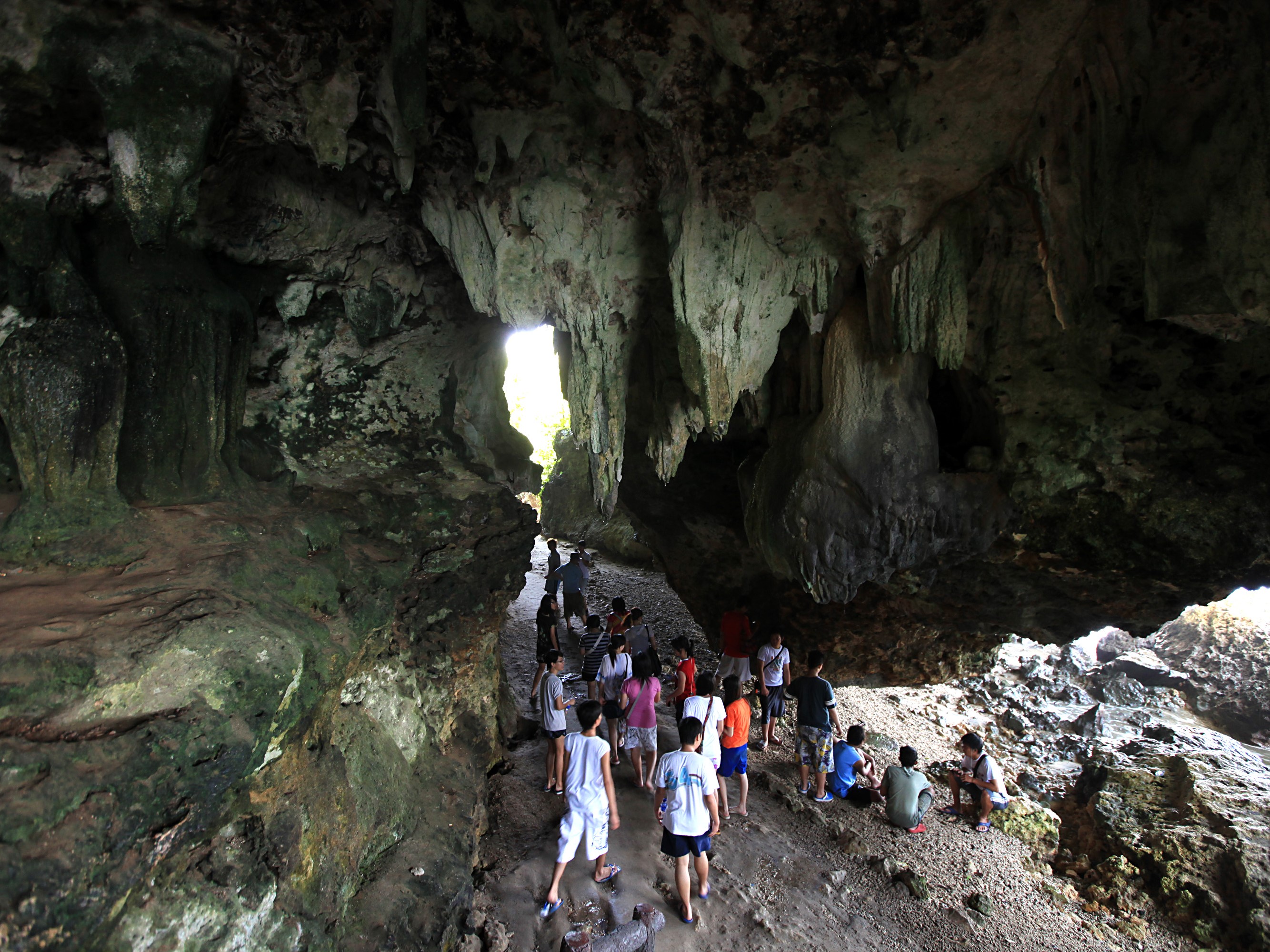 Goa Panggung di Cagar Alam Pananjung, Jabar, menurut cerita rakyat, dulu menjadi tembat bersemedi anak angkat Nyi Rori Kidul.