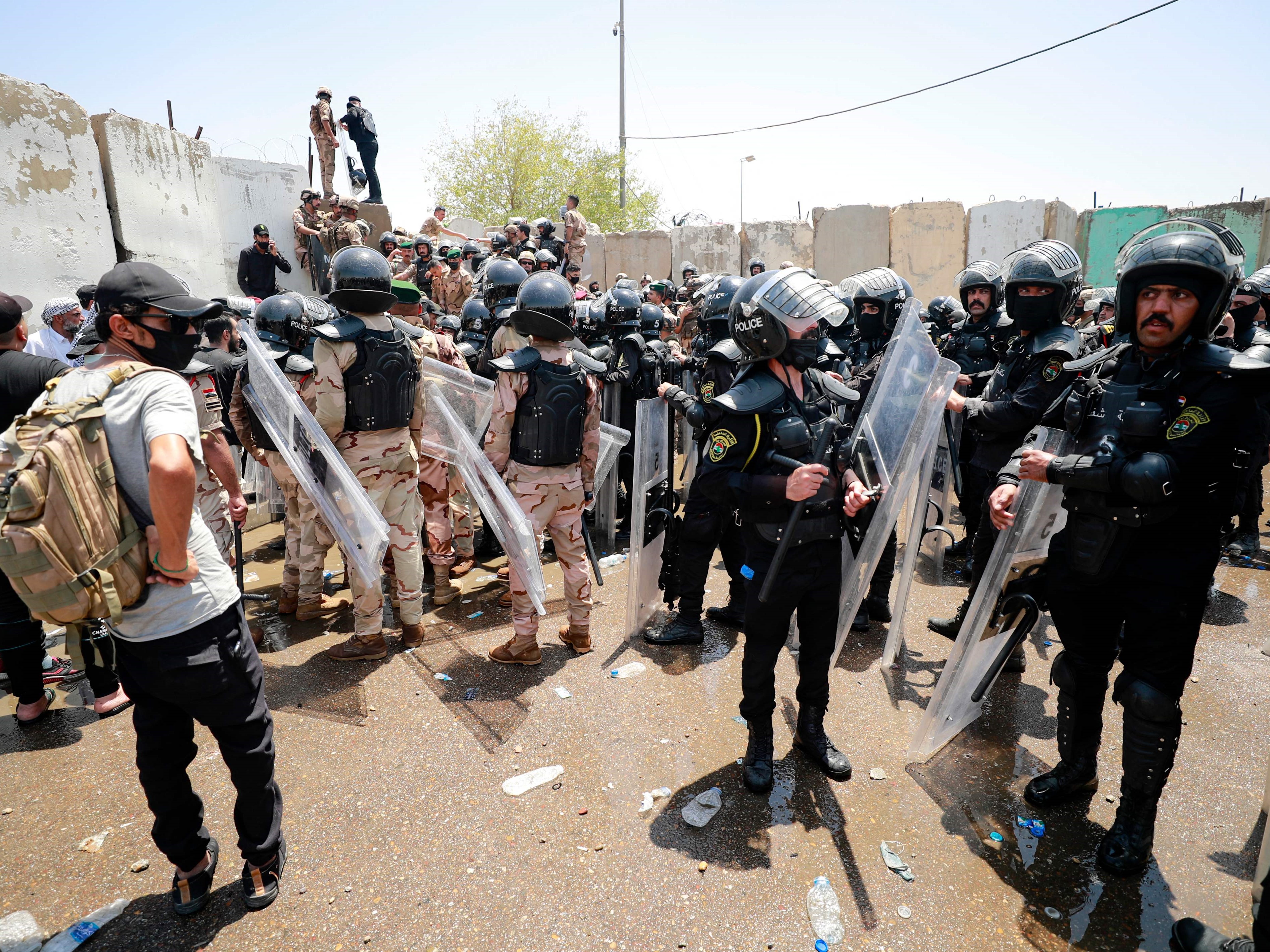 Pasukan keamanan berkumpul ketika pendukung ulama Irak Moqtada meruntuhkan penghalang beton yang mengarah ke Zona Hijau.