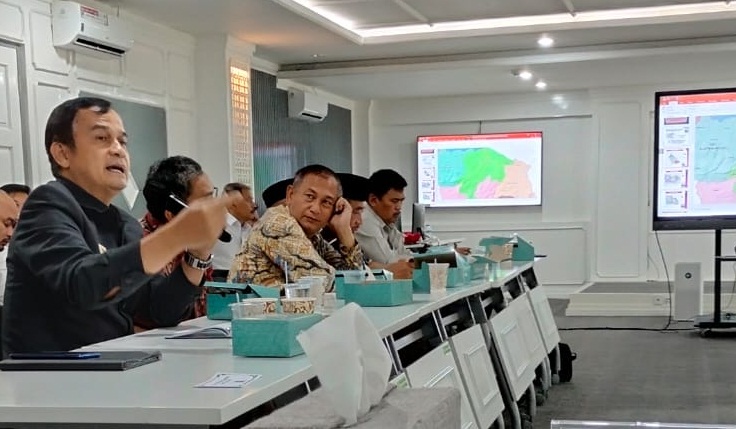 Pengamat kebijakan publik, Eman Sulaeman Nasim (kiri)