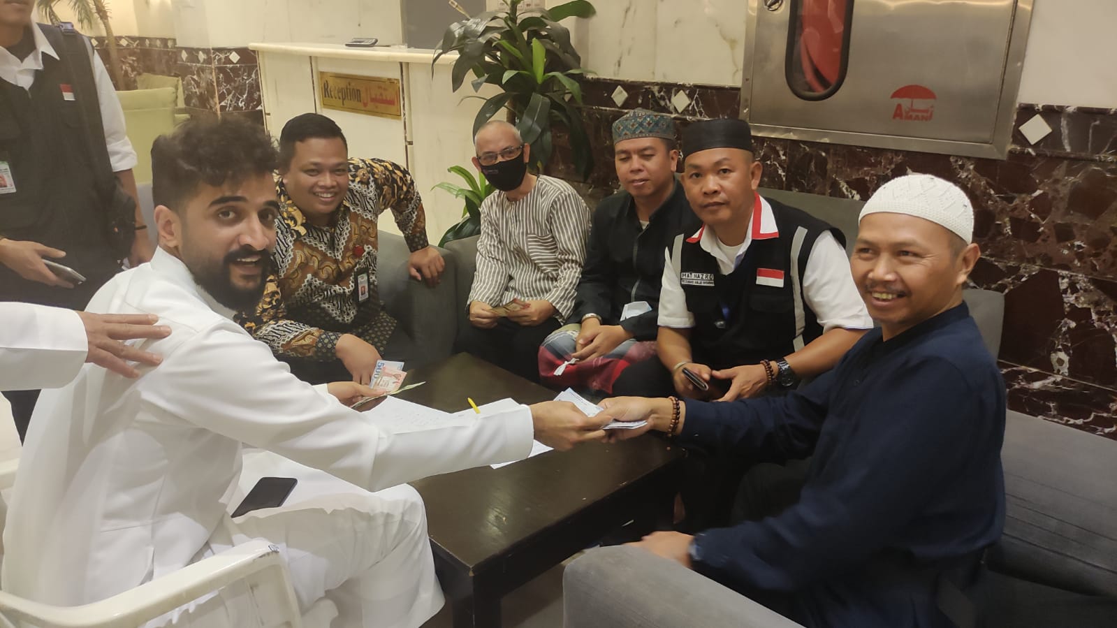 Pihak manajemen hotel langsung mengganti uang jemaah haji Indonesia yang hilang karena dicuri tidak lama setelah dilaporkan.