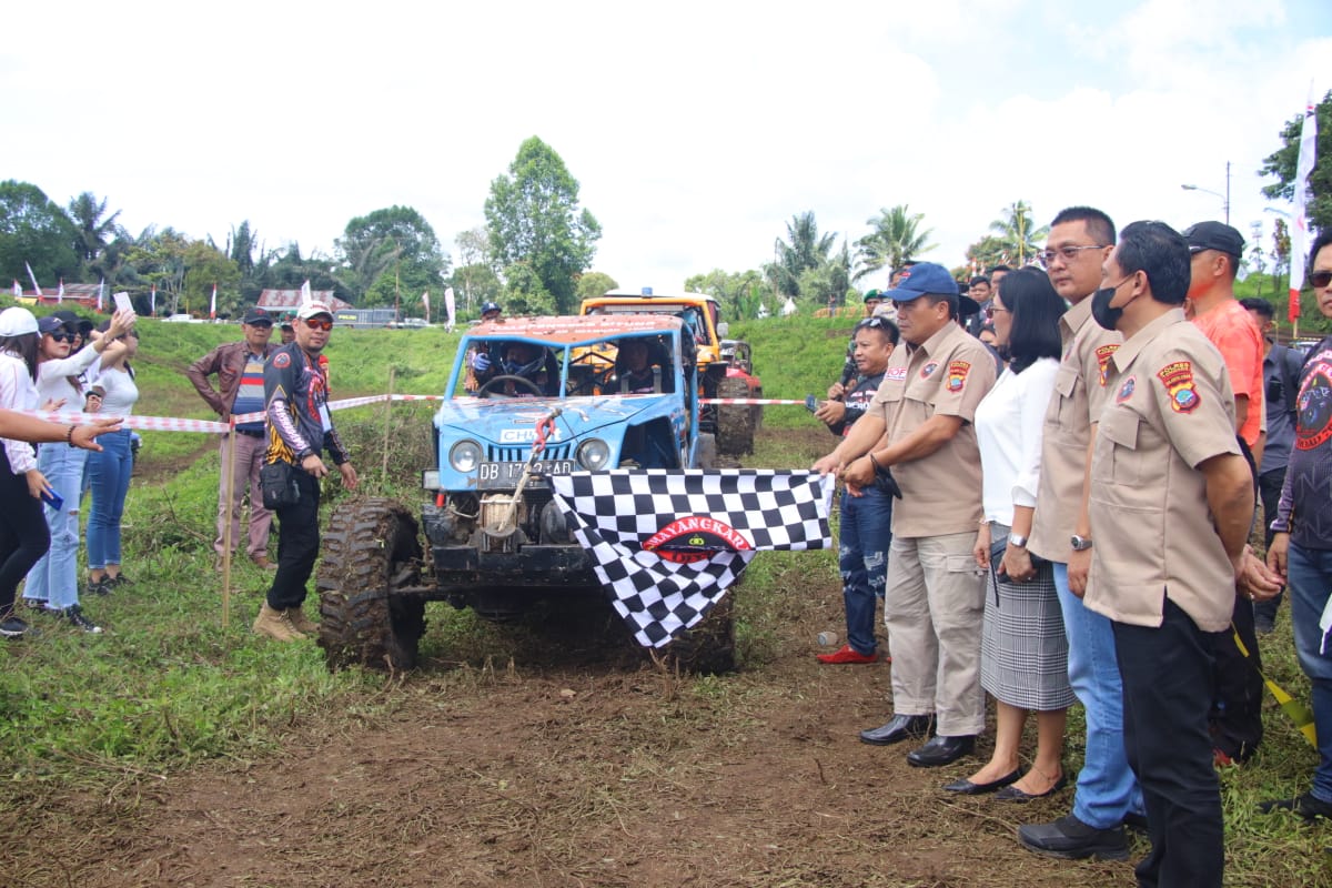 Kapolda Sulawesi Utara Irjen Mulyatno membuka Bhayangkara Offroad 76 di Kota Tomohon,