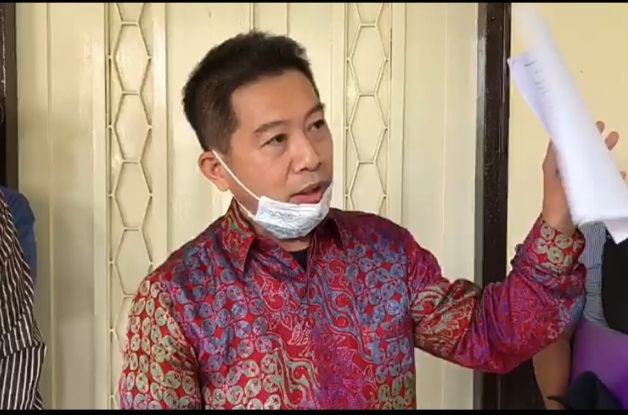 Mejelis Hakim melepaskan terdakwa Andy Cahyady dari segala tuntutan hukum dan meminta hak terdakwa dipulihkan seperti semula.