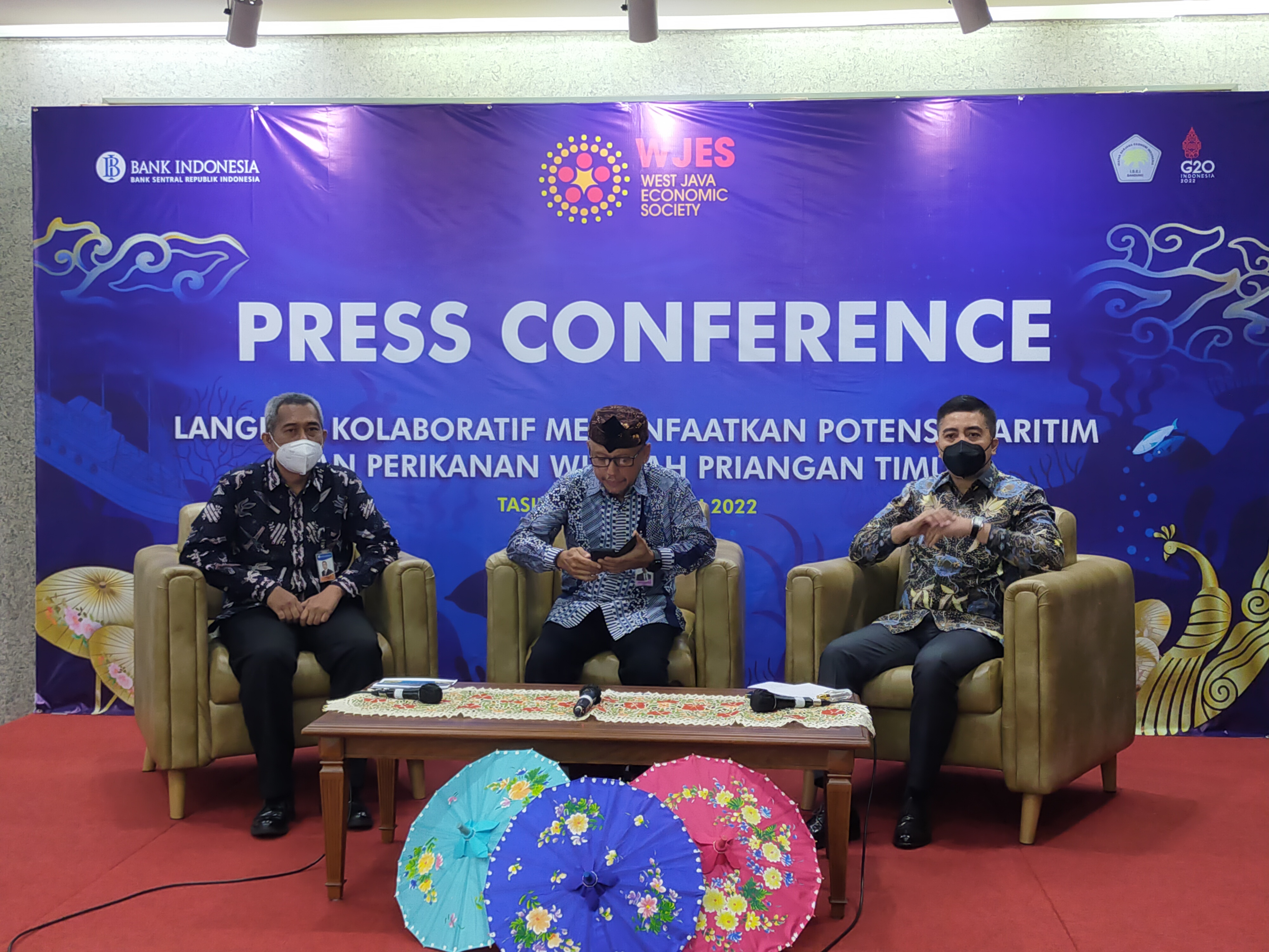 Kepala BI Jawa Barat, Herawanto (tengah), Kepala Perwakilan BI Tasikmalaya, Darjana (kanan( Ketua ISEI Bandungt, Prof Martha Fani (kiri)