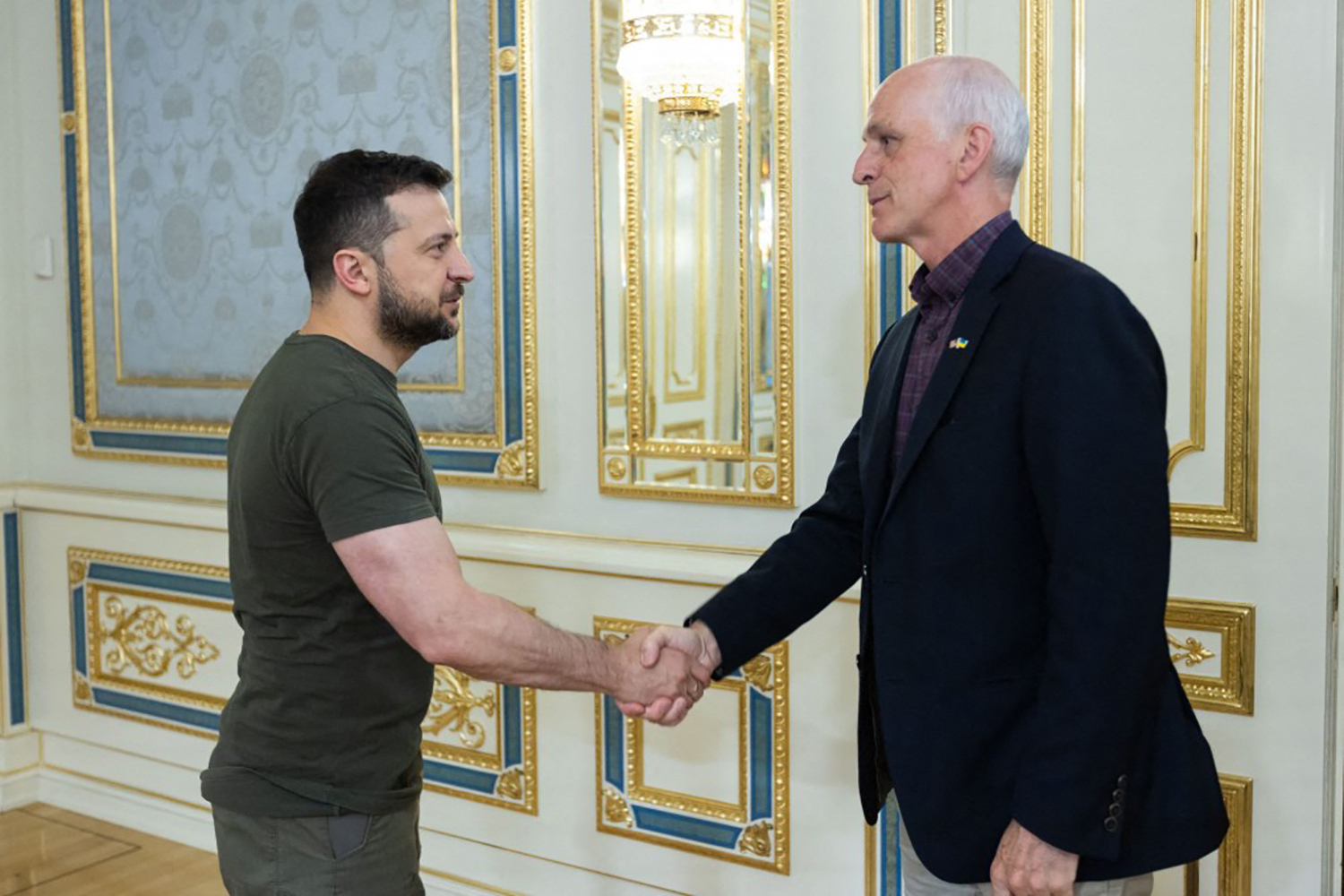 Presiden Ukraina Volodymyr Zelensky (kiri) menyambut Ketua Komite Angkatan Bersenjata DPR AS Adam Smith di Kyiv, Urkraina, Sabtu (23/7).  