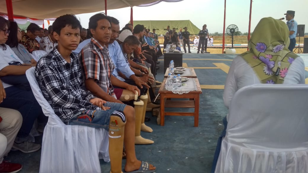Para penerima kaki palsu di Lanud Sugiri Sukani, Kabupaten Majalengka, Jawa Barat, 