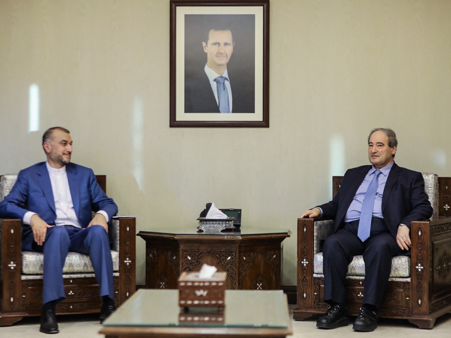 Menlu Suriah Faisal Mekdad (kanan) bertemu dengan Menlu Iran Hossein Amir-Abdollahian (tengah) di ibu kota Suriah.