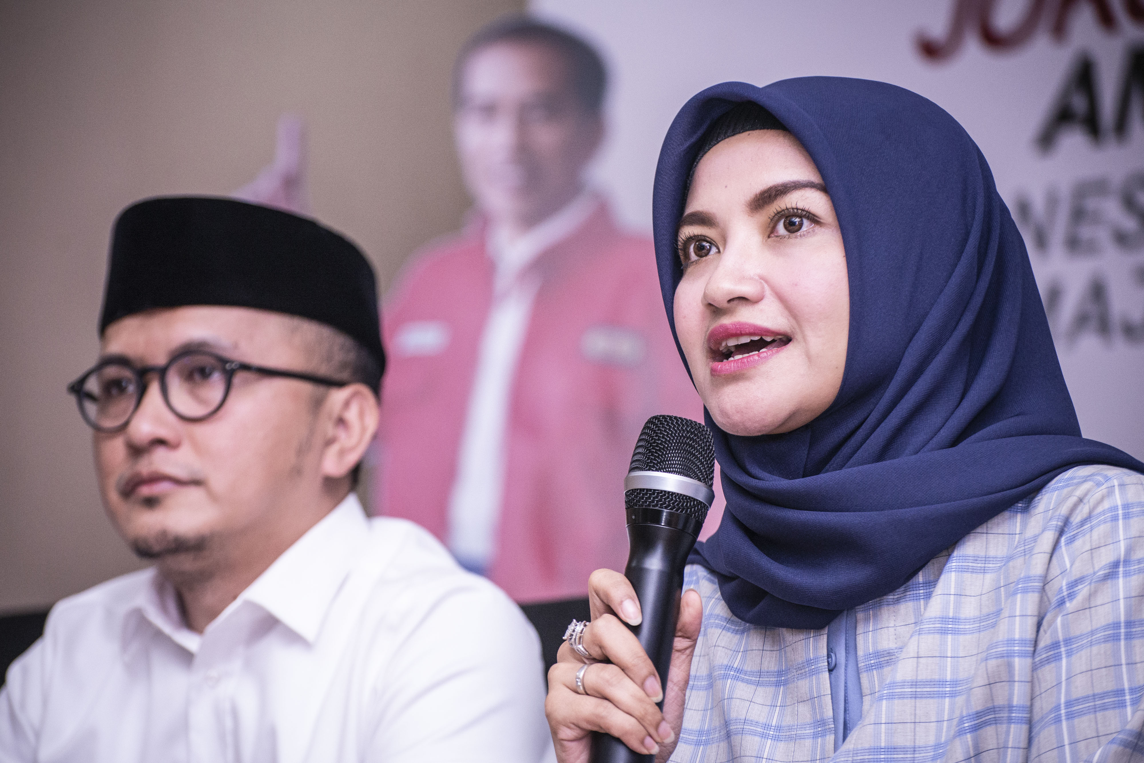 Mantan penyiar Tina Talisa saat menjadi juru bicara Tim Kampanye Nasional Jokowi-Amin pada Pilpres 2019.