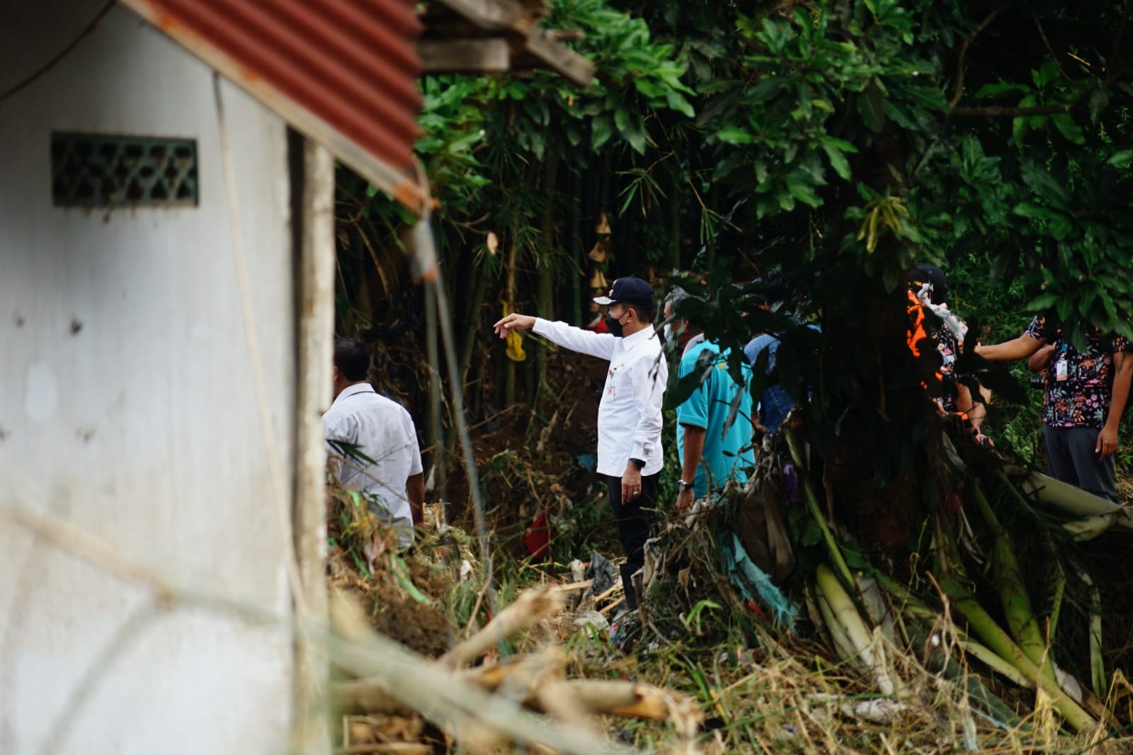 Bupati Pati sesaat meninjau lokasi banjir Bandang di Desa Bulumanis Kidul, Kecamatan Margoyoso, Kabupaten Pati, Kamis (14/7/2022)